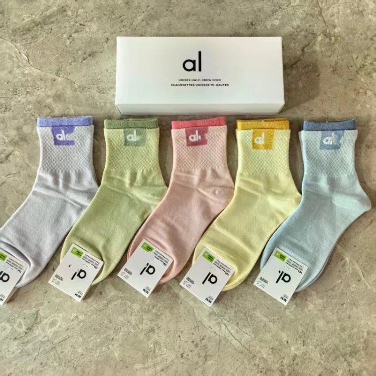 Alo Socks Unisex Half-Crew Ribbed Logo — SKU-19