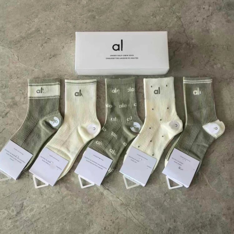 Alo Socks Unisex Half-Crew Ribbed Logo — SKU-24