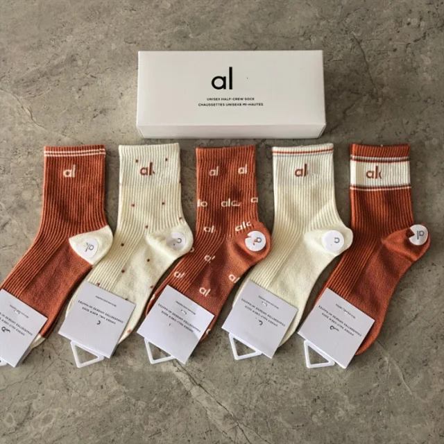 Alo Socks Unisex Half-Crew Ribbed Logo product detail image 4