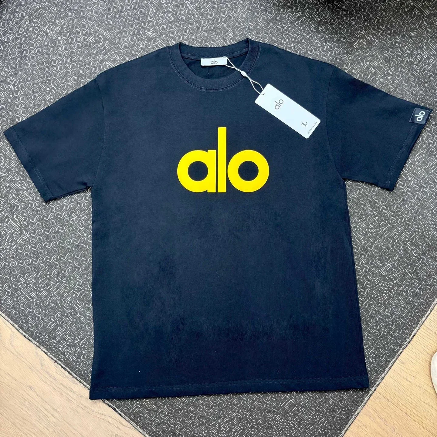 alo, short-sleeve T-shirt