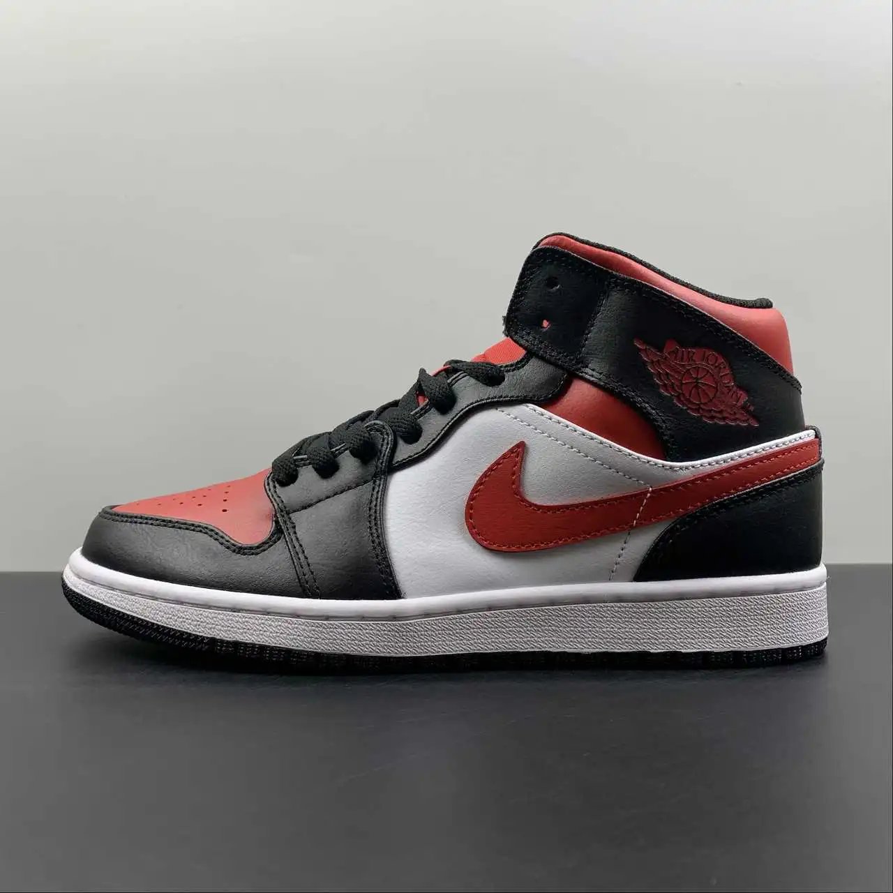 AJ1 Mid Bred Limited Edition thumbnail 2