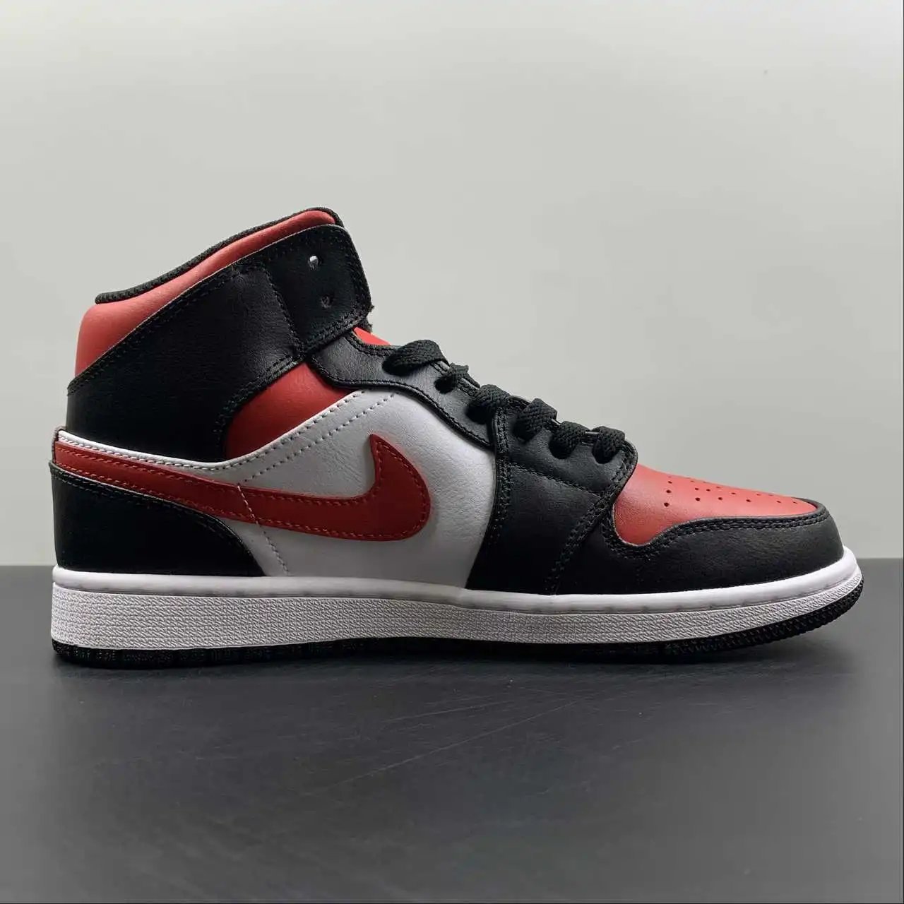 AJ1 Mid Bred Limited Edition thumbnail 3