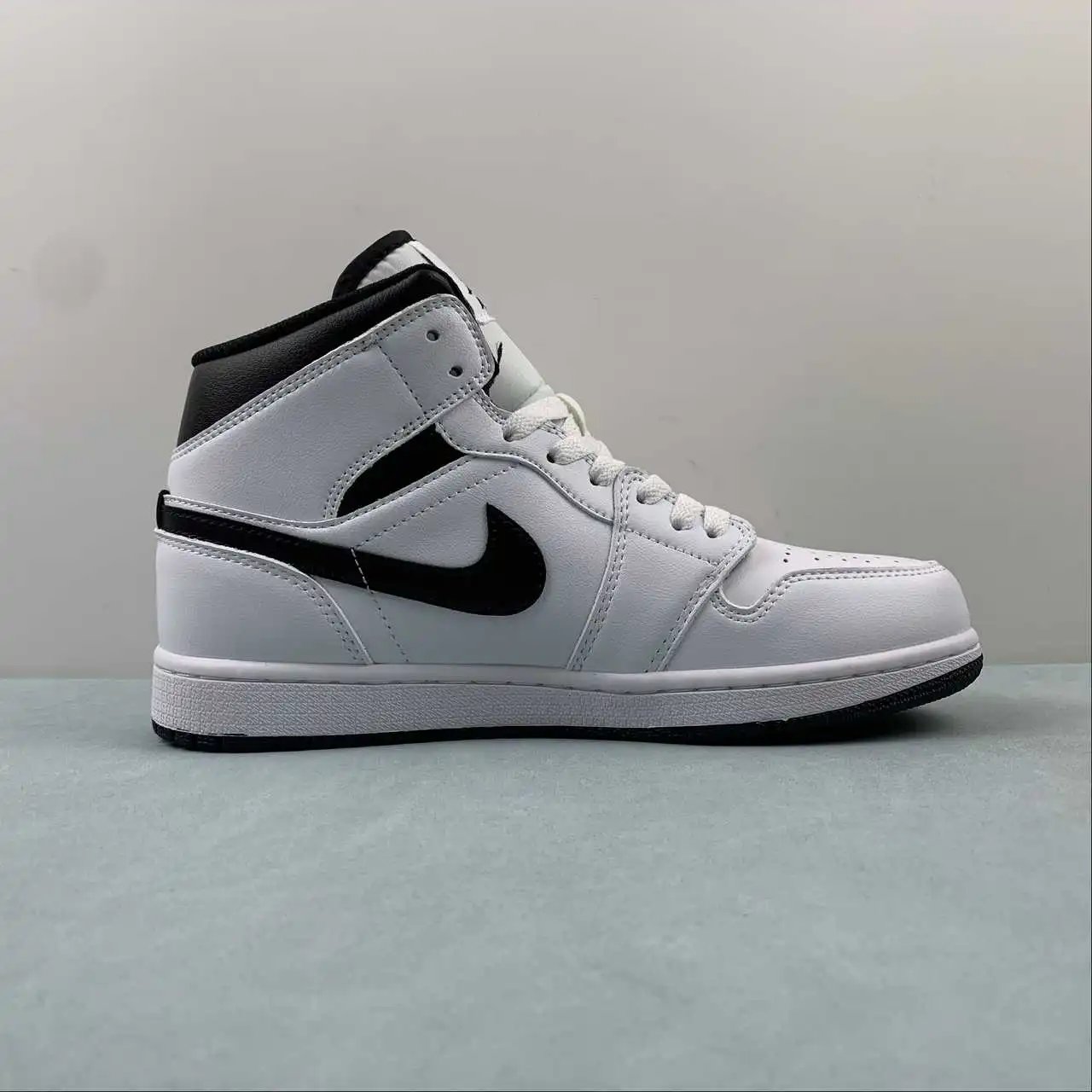 Air Jordan 1 Mid White Black Reverse Panda – DQ8426-132 thumbnail 3
