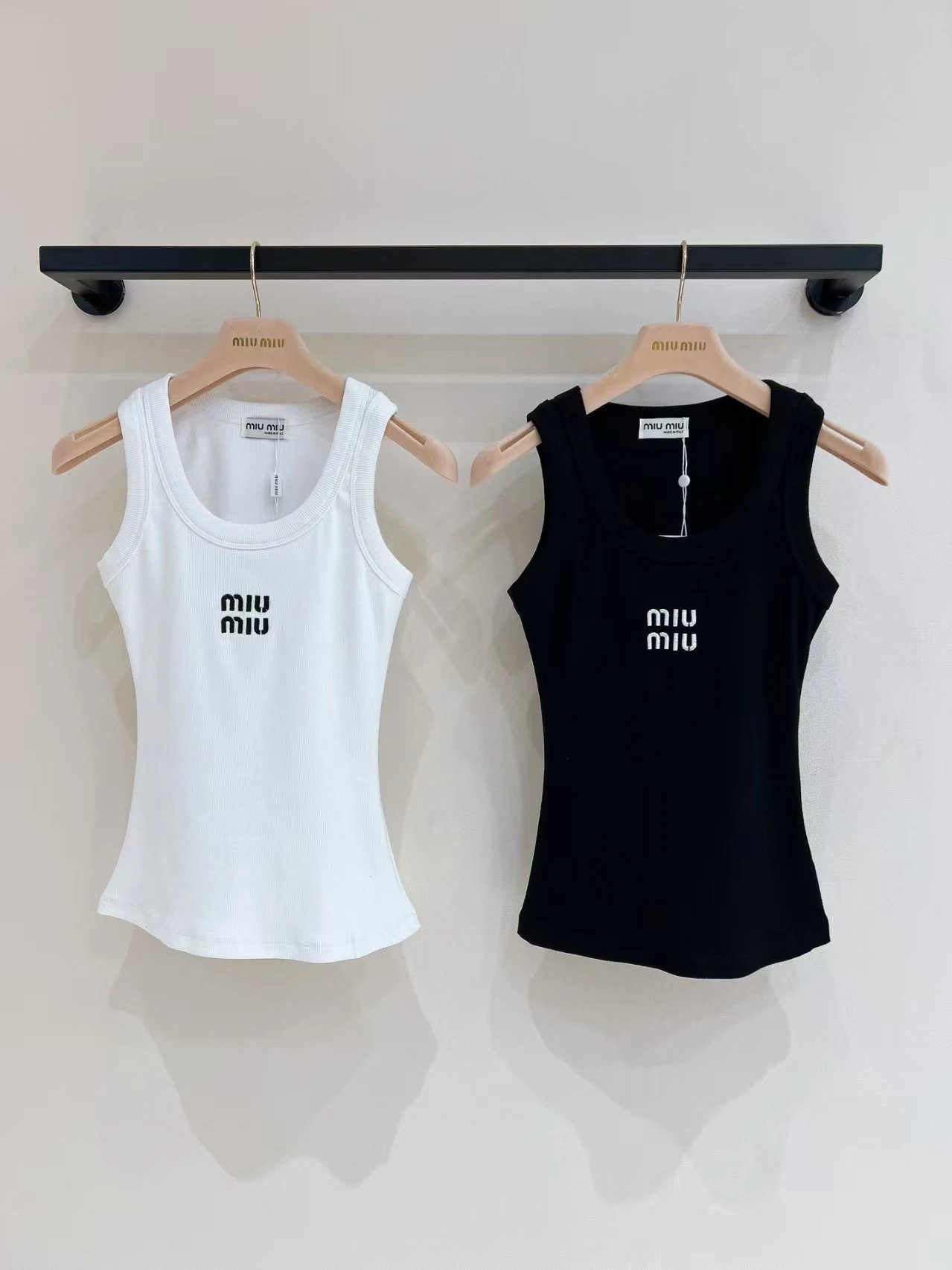 Serie Miu – top elástico con letras bordadas, disponible en 2 colores.