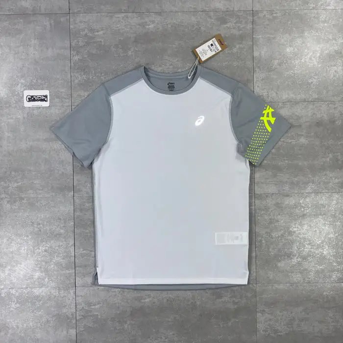 Gray short-sleeved shirt