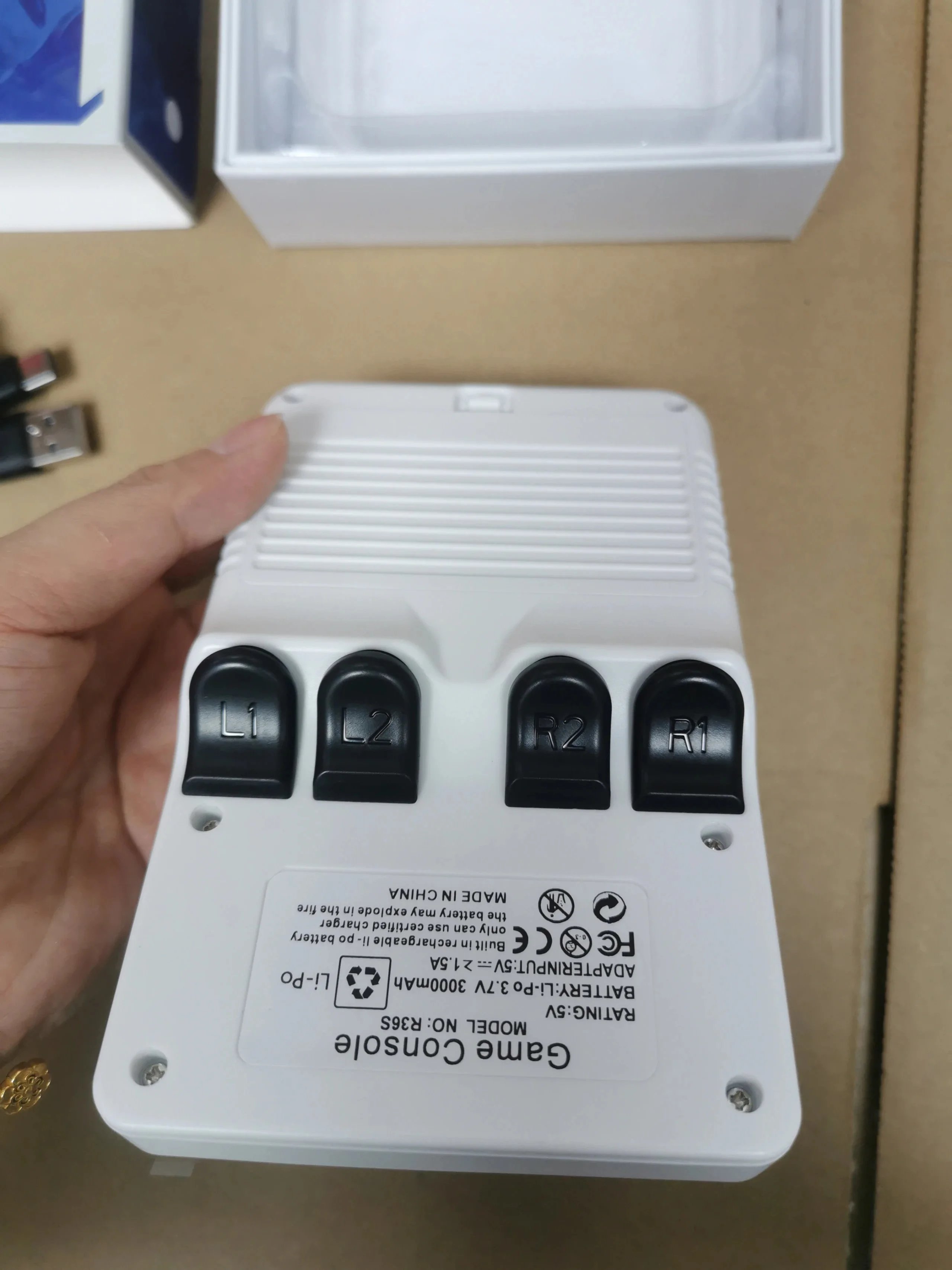 R36S Handheld Game Console product detail 3