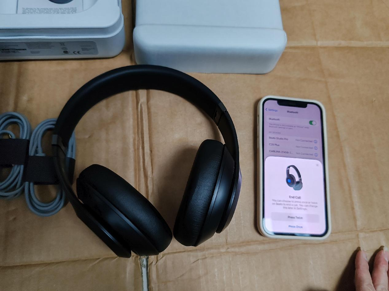Beats Studio Pro Headphones product detail 1