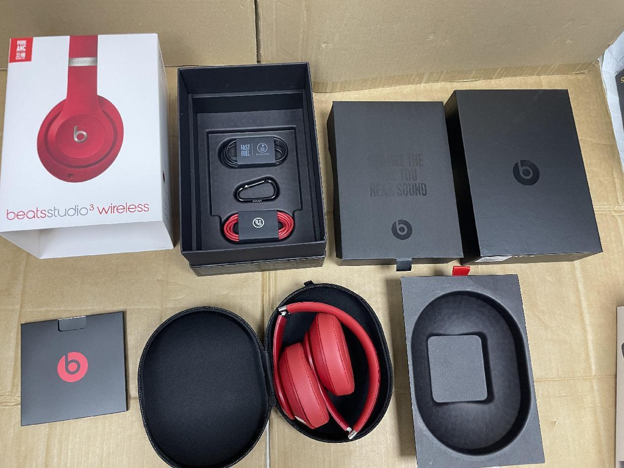 Beats Studio3 Wireless Headphones product detail 2