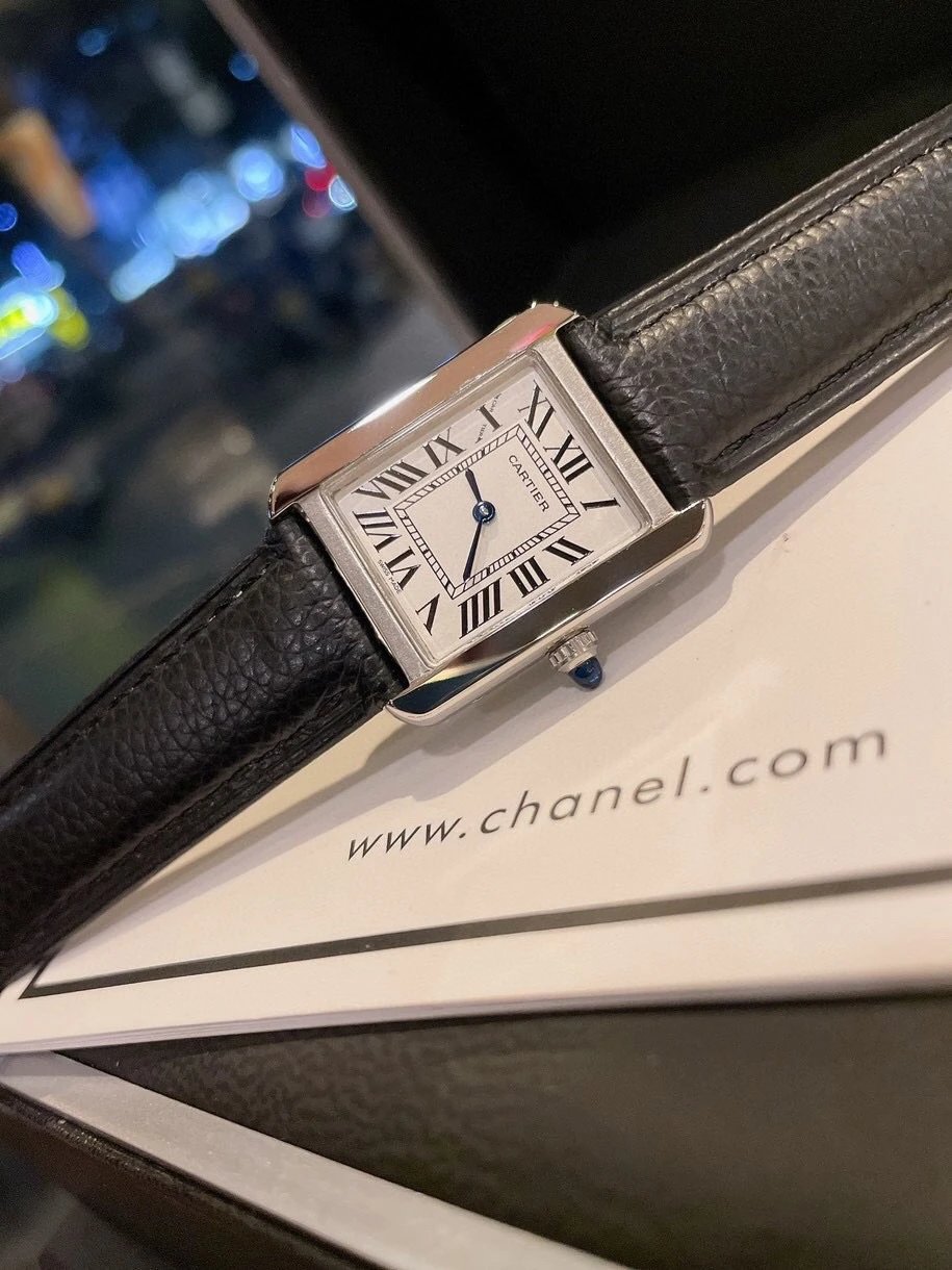 Zegarek Cartier z prostokątną tarczą i czarnym skórzanym paskiem 34 mm Wariant A