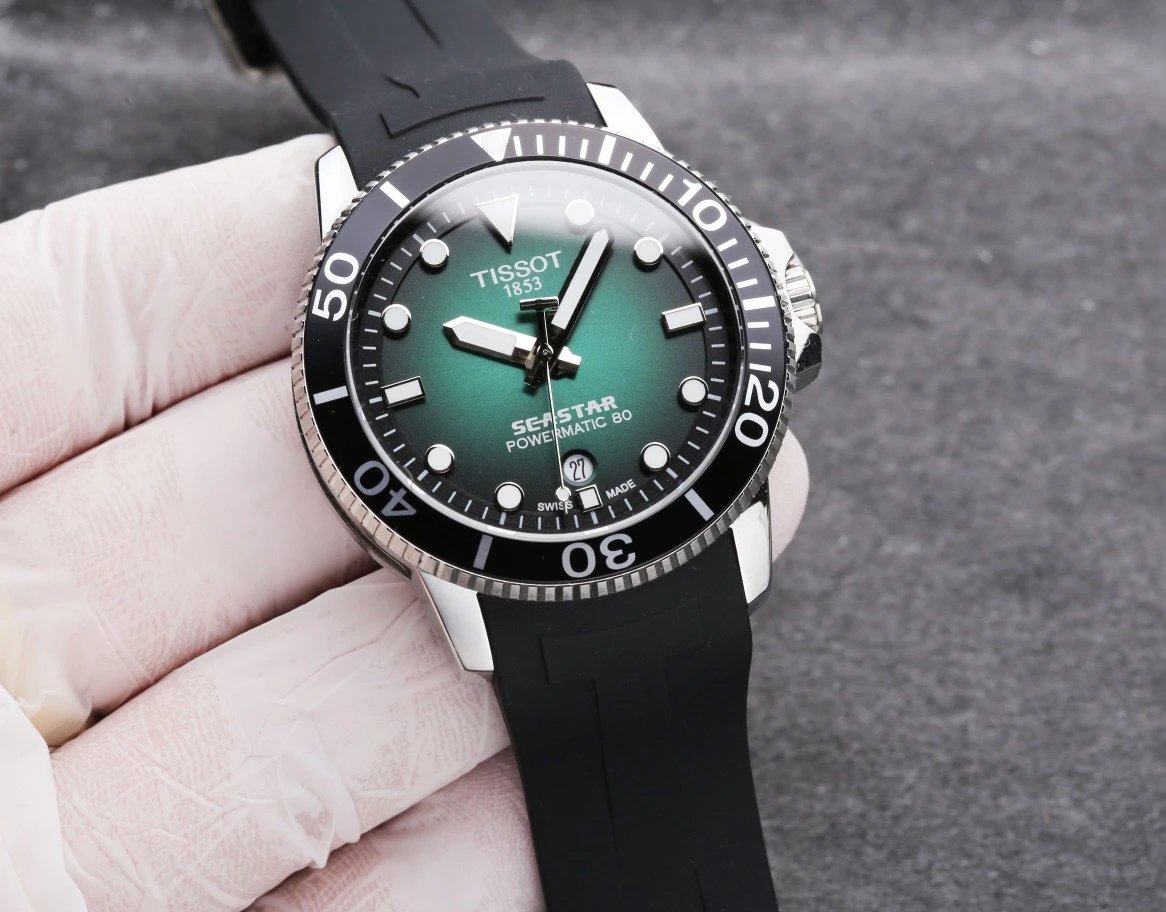 Tissot Seastar Powermatic 80 horloge met groene wijzerplaat en zwarte band