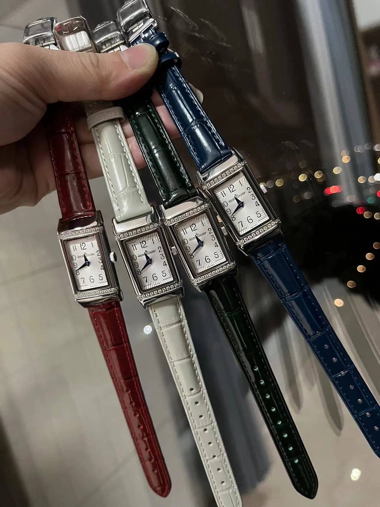 Reloj rectangular Jaeger-LeCoultre con gemas engastadas y correa de piel