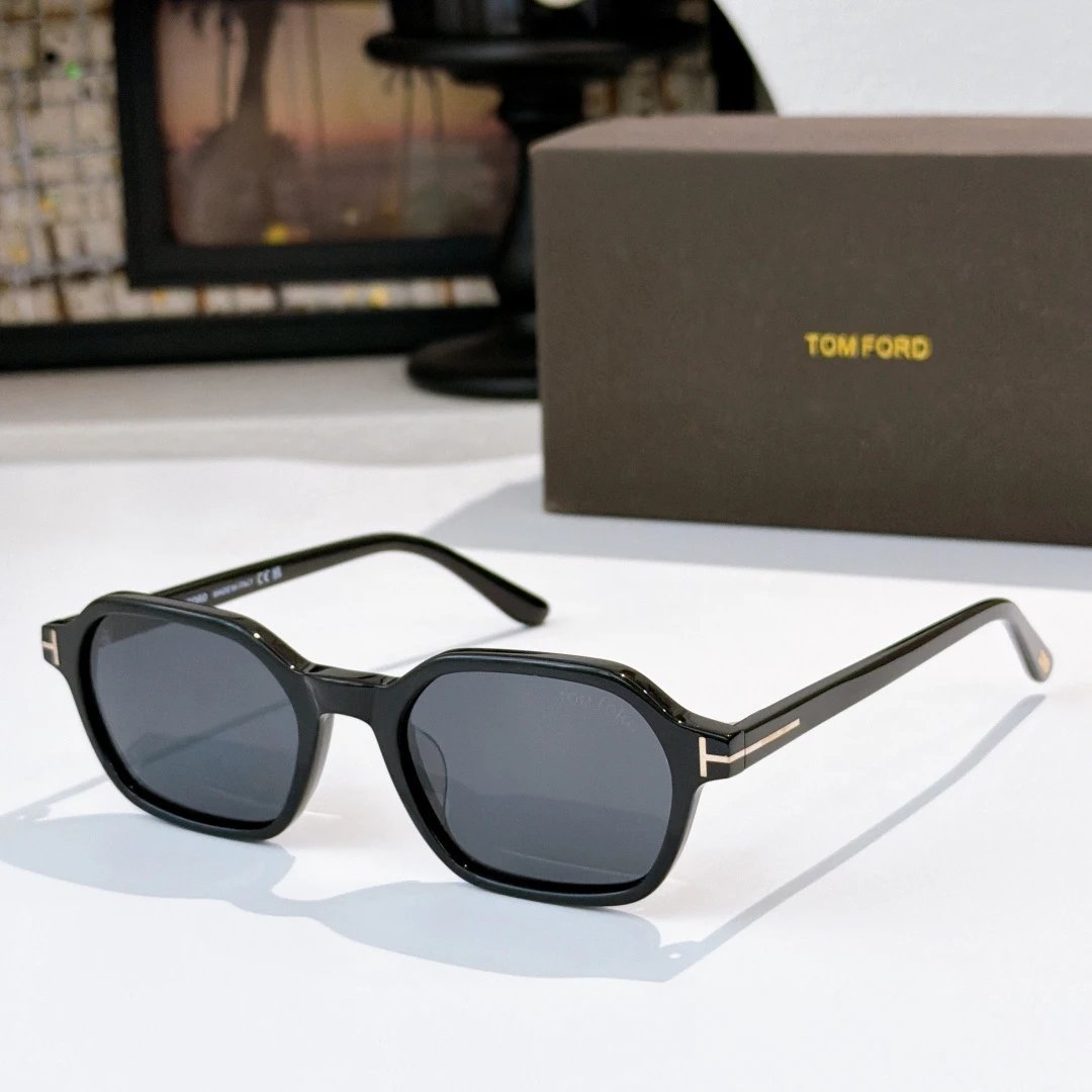 Tom Ford TF1301 Sunglasses 51-20-145 — Zdjęcie 5