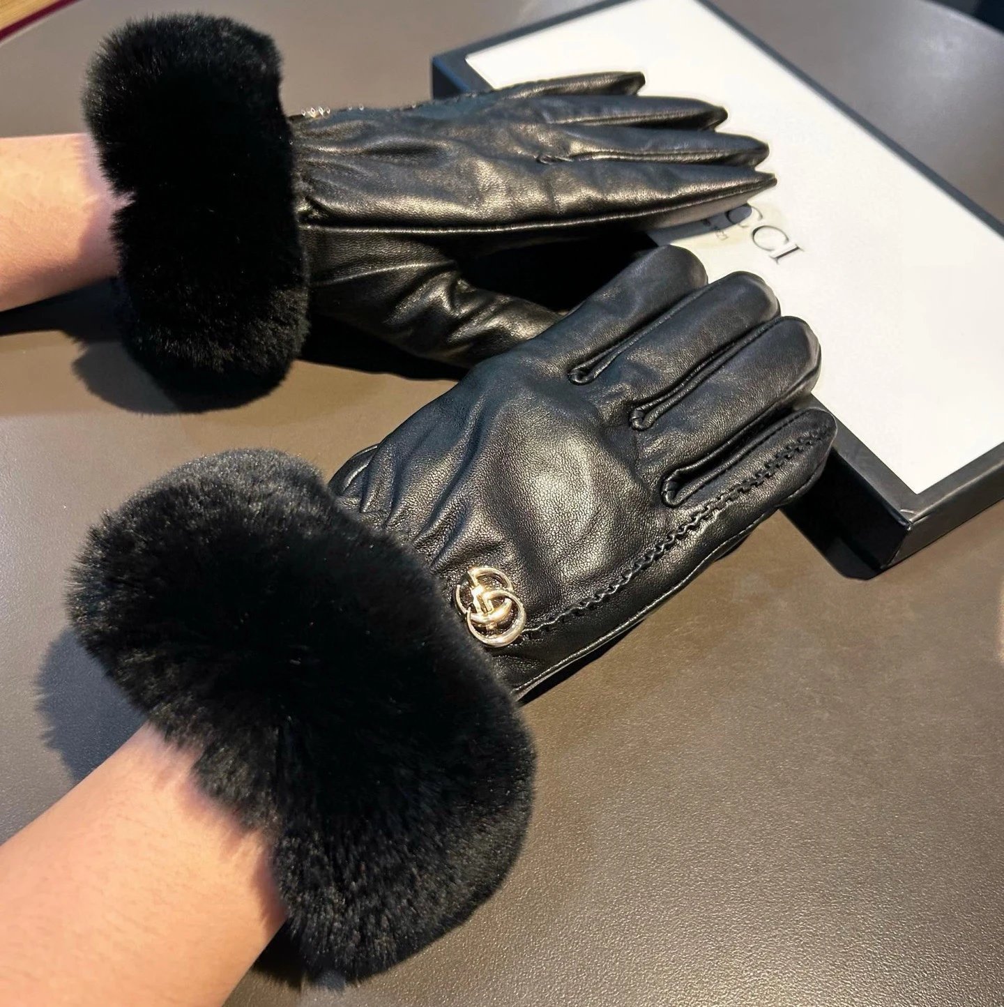 Gucci Touchscreen Thermal Gloves — Zdjęcie 9