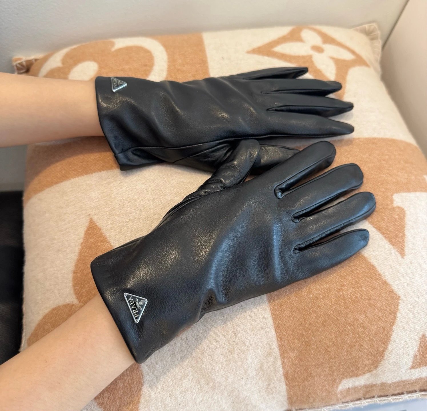 Prada Lambskin Cashmere Gloves Ver.A — QC