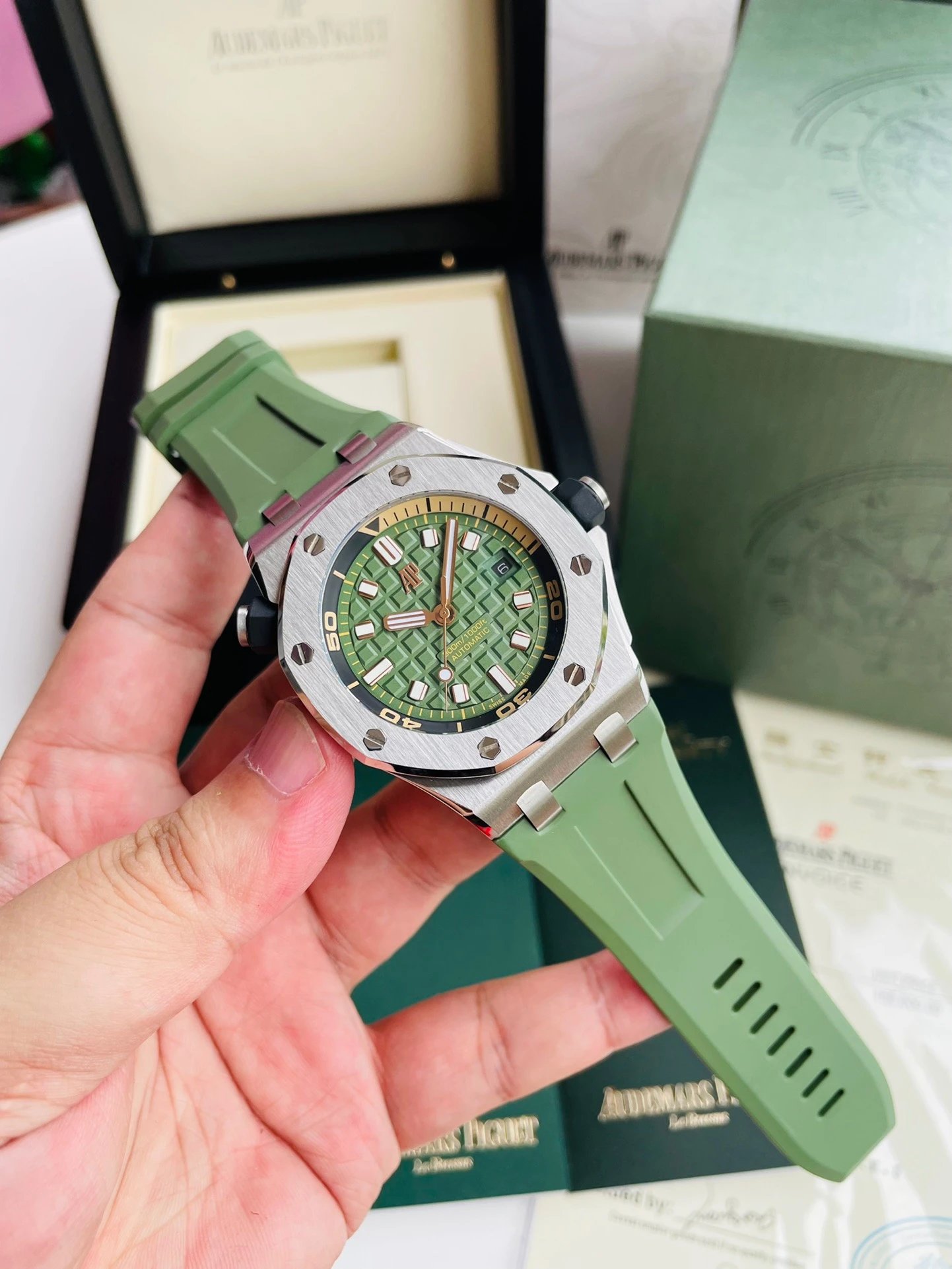 Zegarek automatyczny Audemars Piguet z zieloną tarczą i zielonym gumowym paskiem 42 mm Wariant B