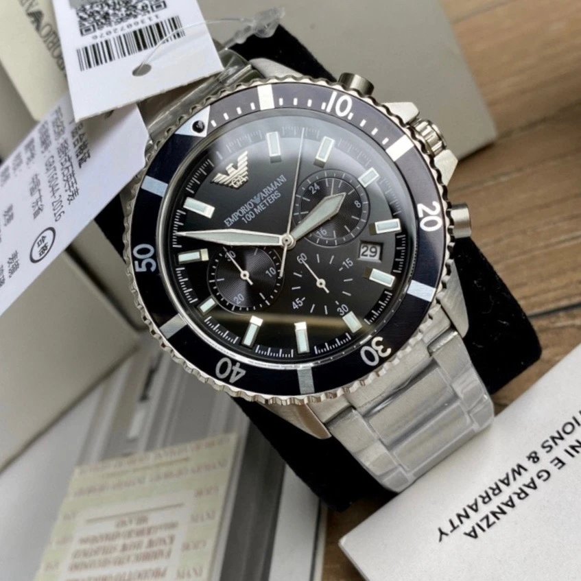 Armani Chronograph mit schwarzem Zifferblatt und Metallarmband