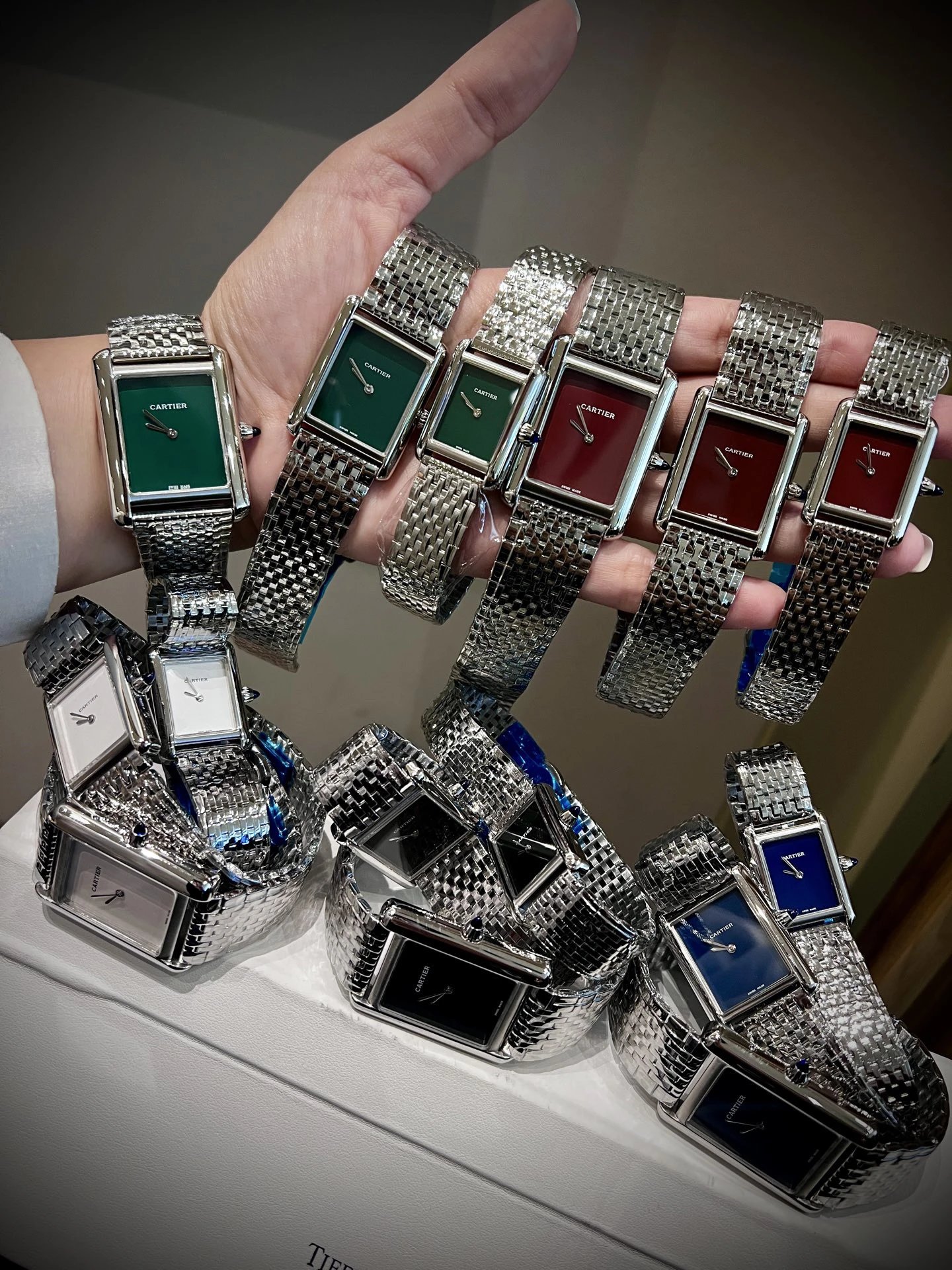 Zegarek Cartier z prostokątną tarczą i metalową bransoletą segmentową Wariant A