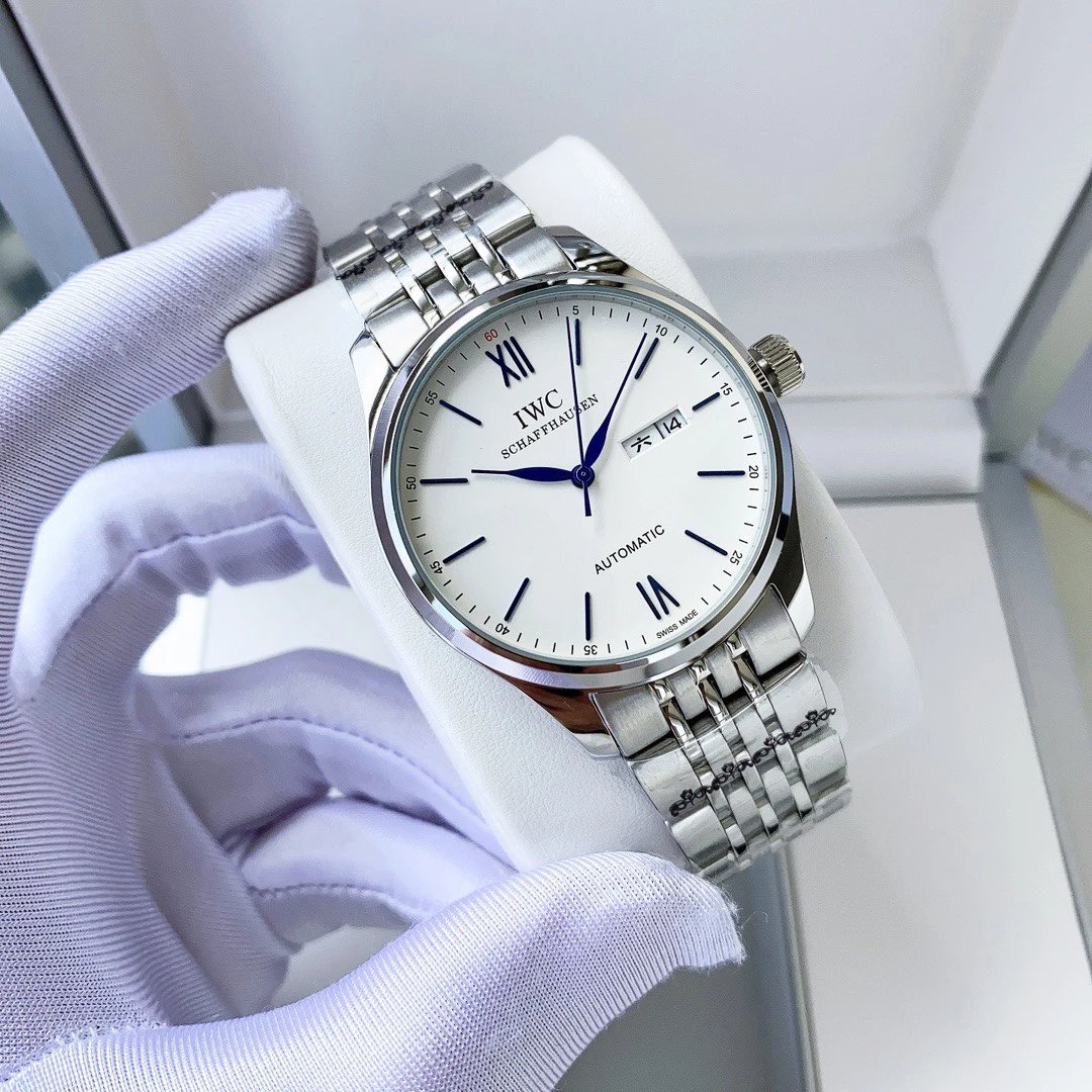 IWC Automatikuhr mit weißem Zifferblatt und silberfarbenem Gliederarmband