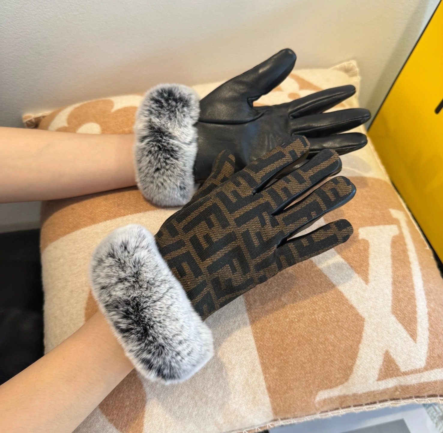 Fendi Lambskin Touchscreen Gloves Ver.E — Photo 2