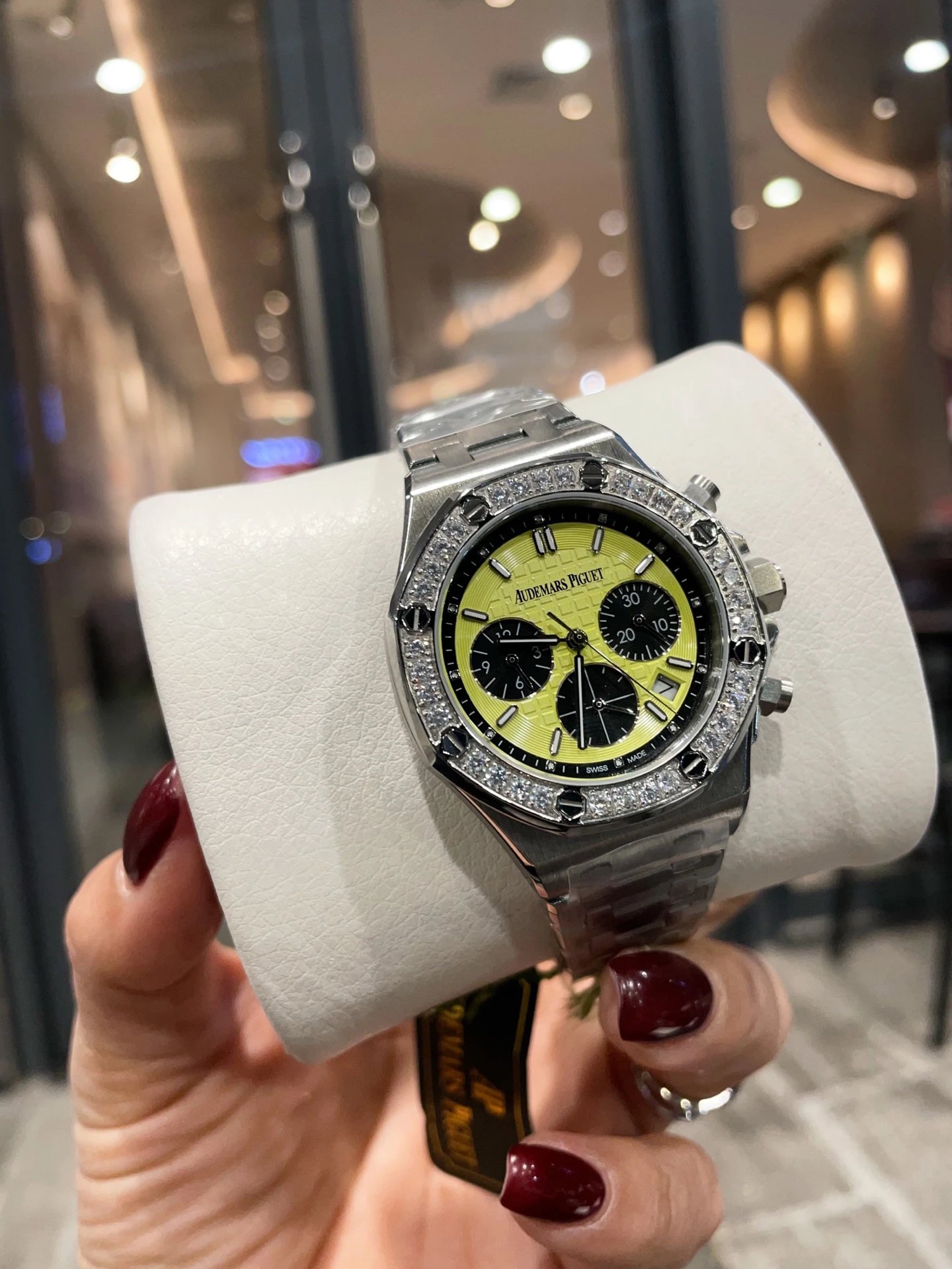 Audemars Piguet Royal Oak Quartz Ladies Watch 37mm — Photo 9