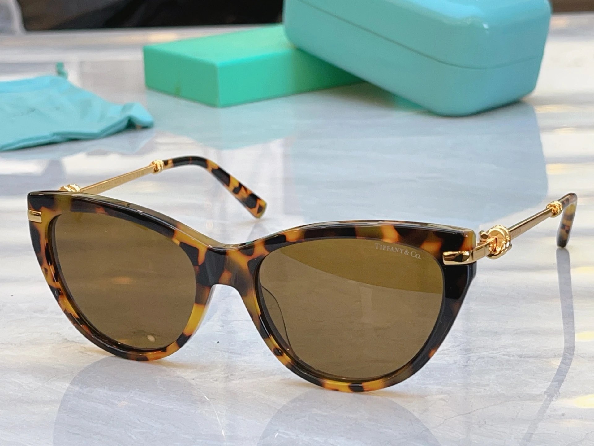Tiffany TF4253 Sunglasses 56-18-145 — photo 4