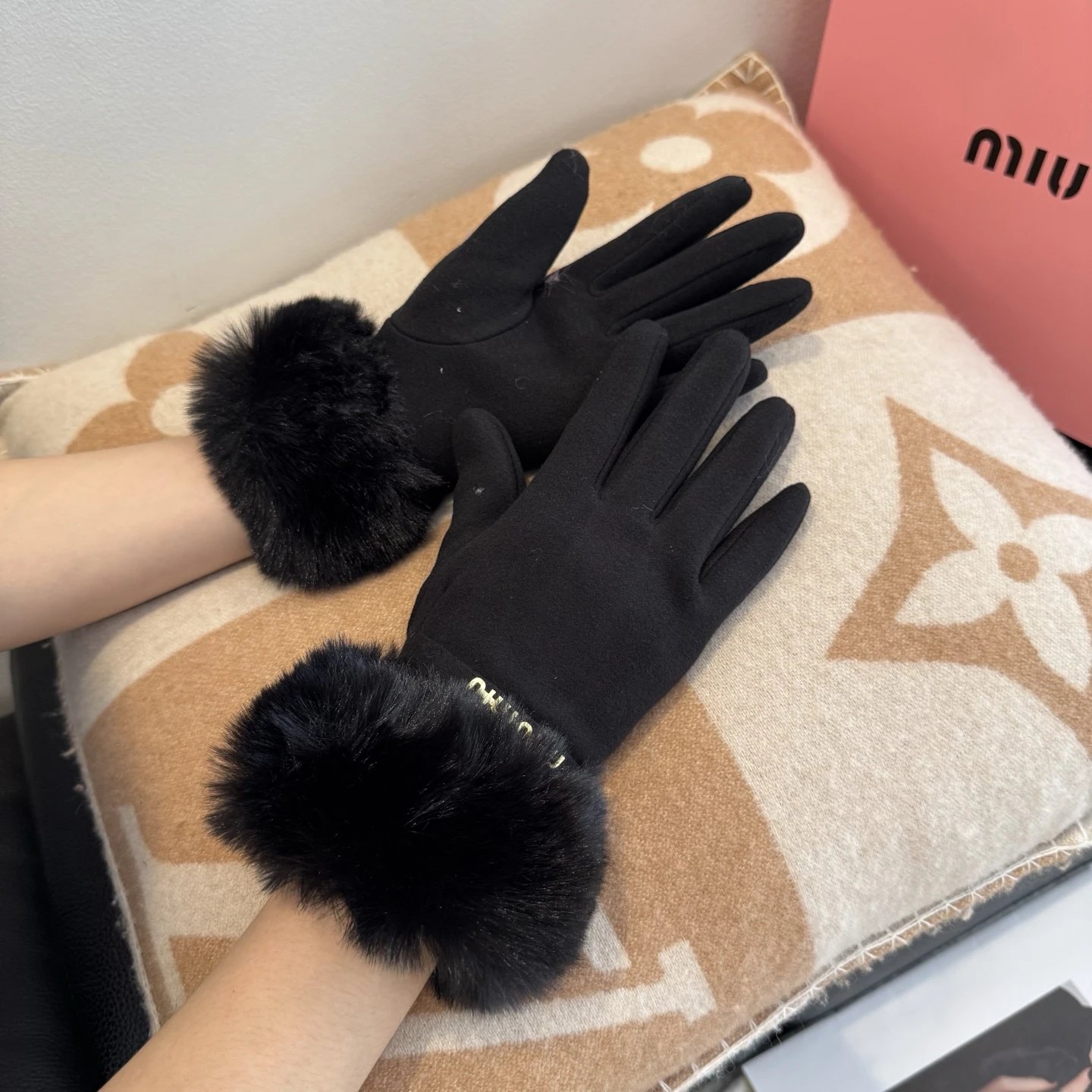 Miu Miu Thermal Gloves Ver.C — QC