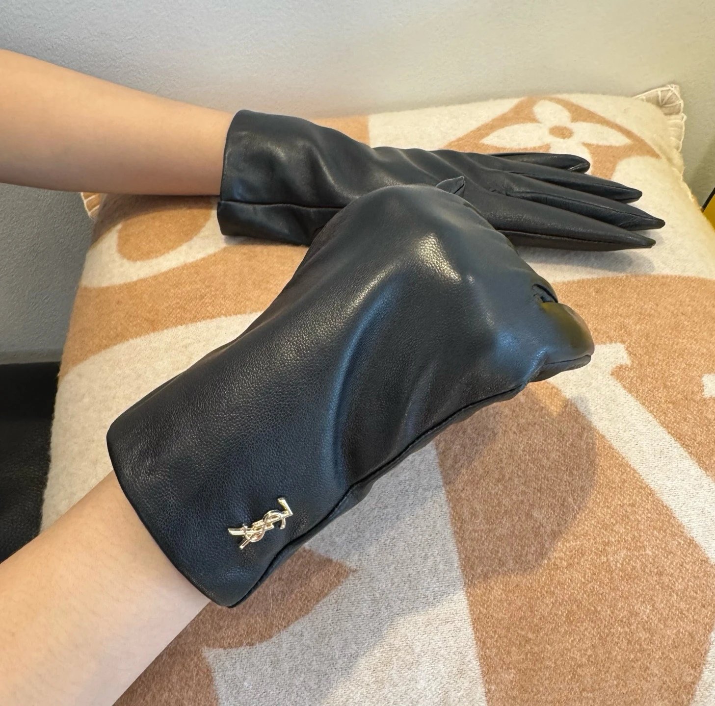 Saint Laurent Lambskin Cashmere Gloves Ver.B — Photo 2