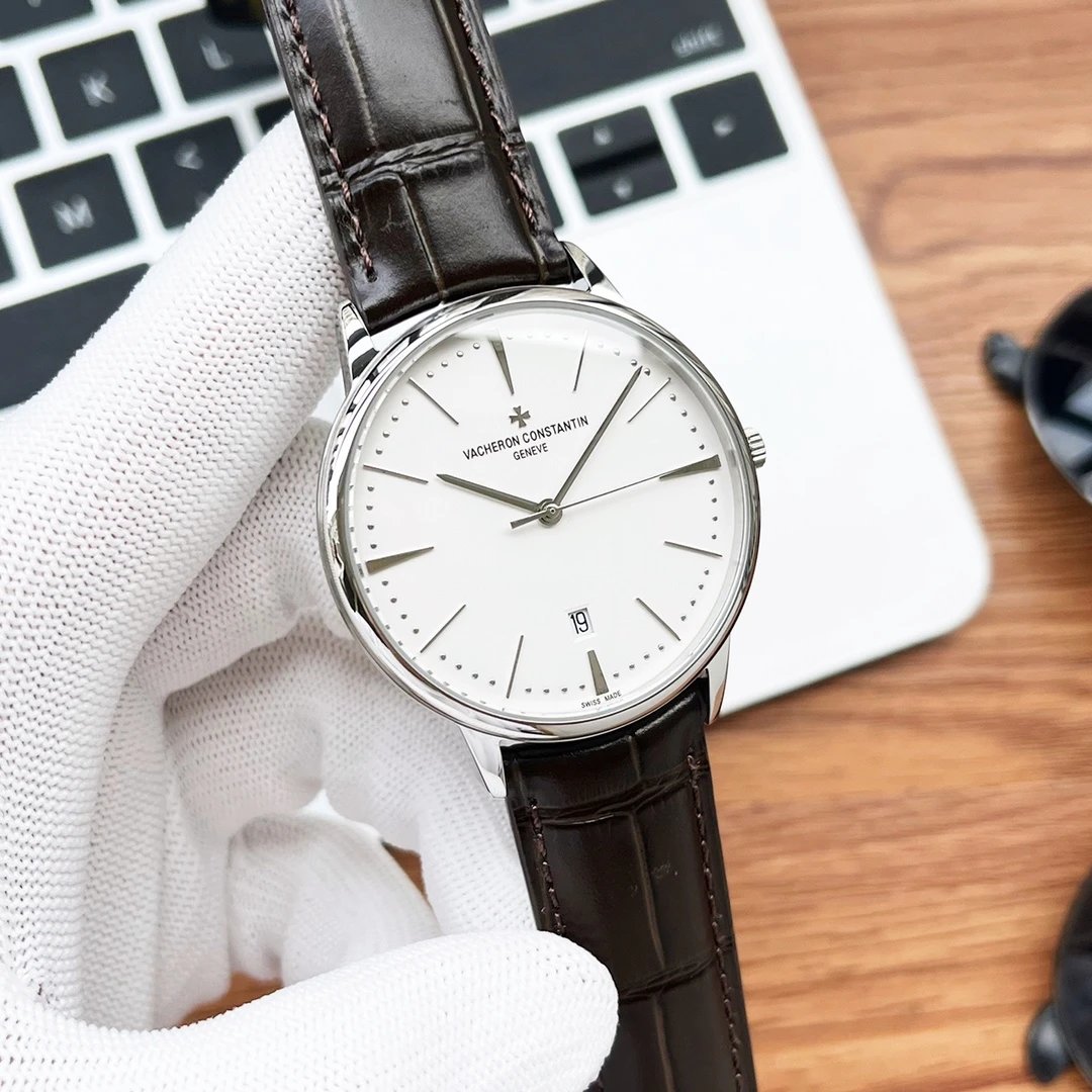 Reloj Vacheron Constantin con esfera blanca y correa de cuero marrón