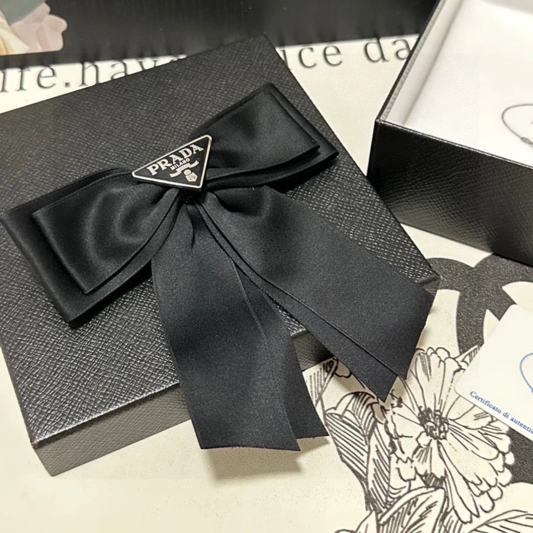 Prada Bow Vintage Hair Clip — Zdjęcie 6