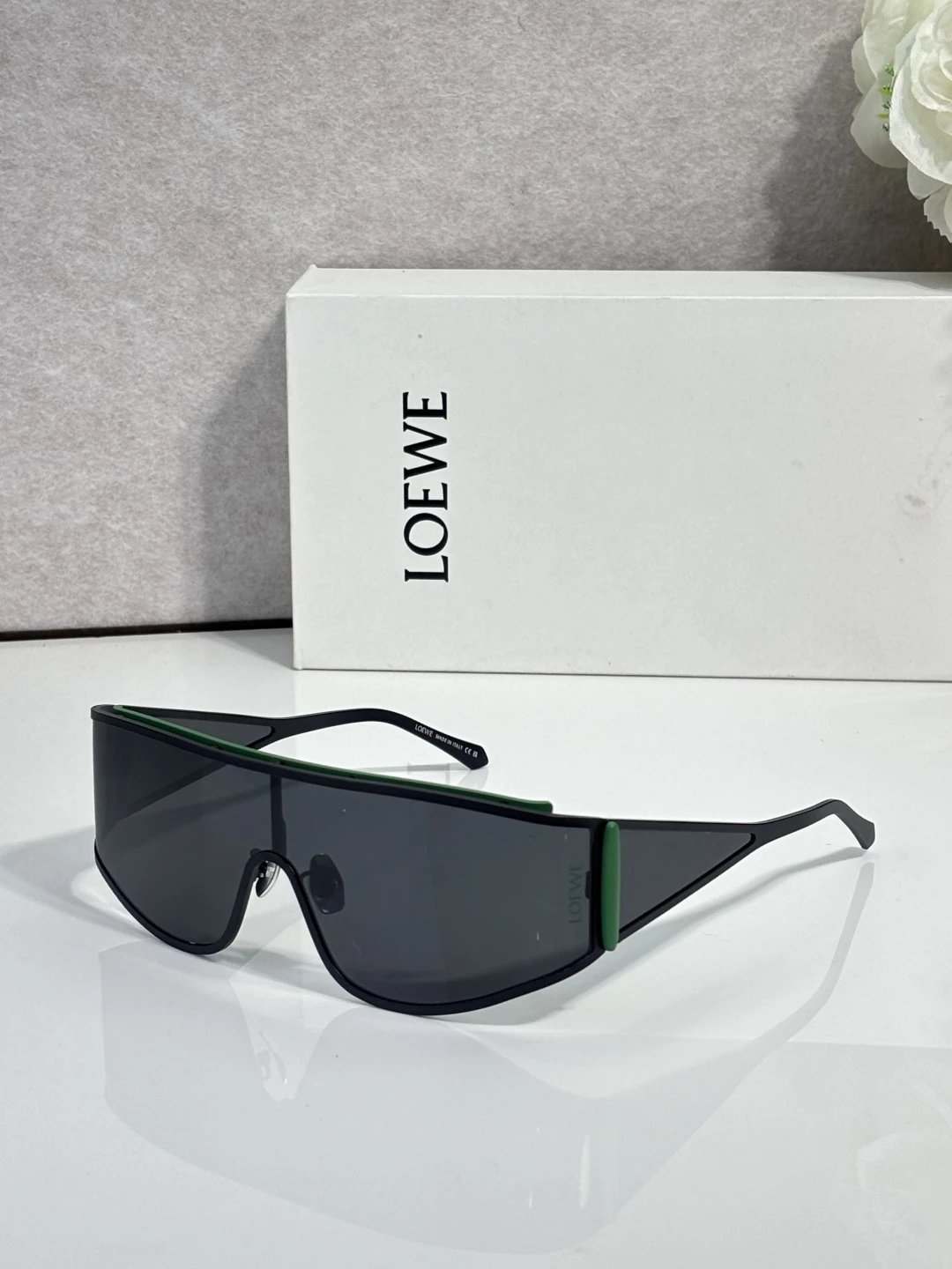 Loewe LW40202U Sunglasses Ver.B — photo 2