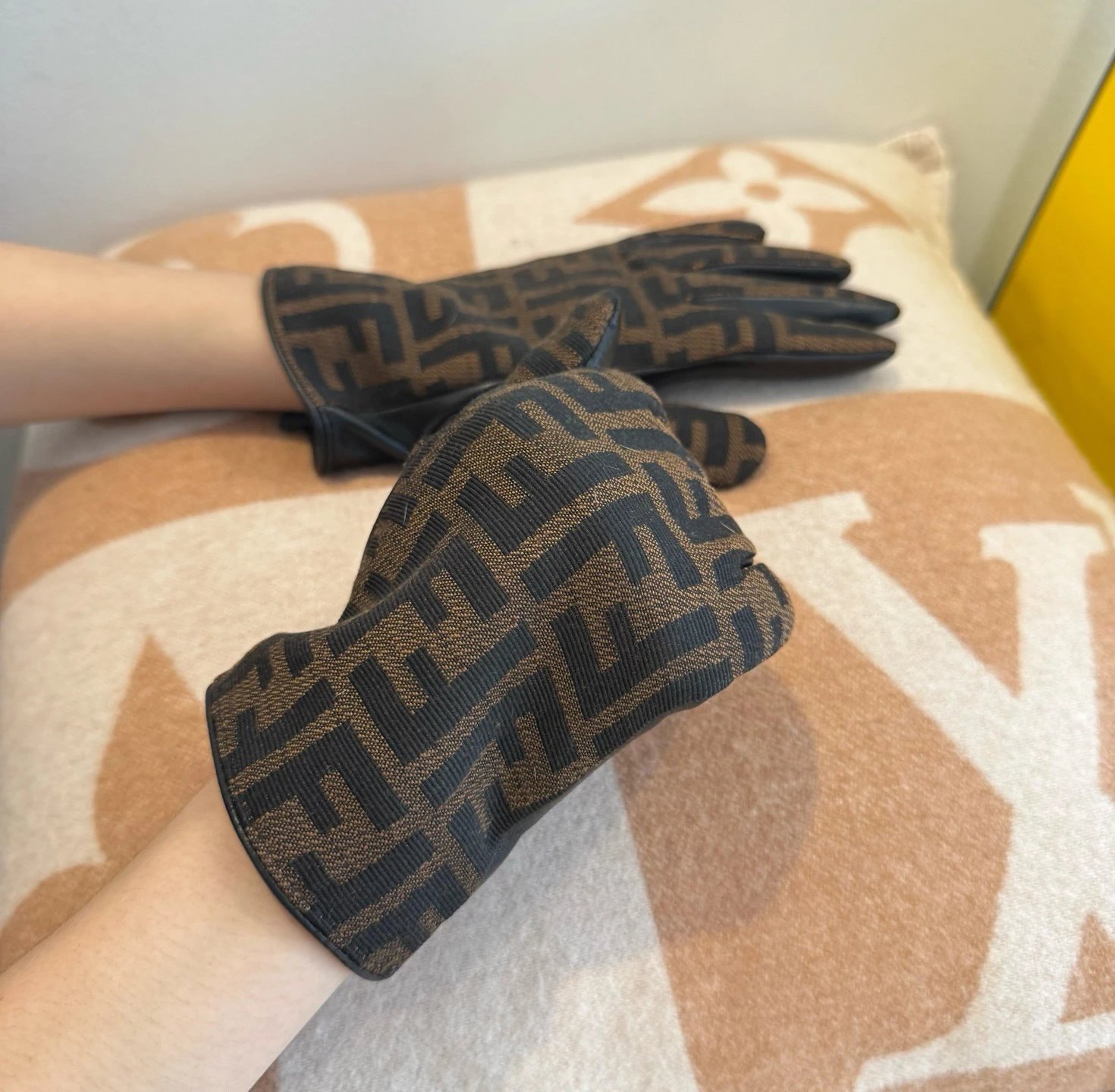 Fendi Lambskin Touchscreen Gloves Ver.D — QC