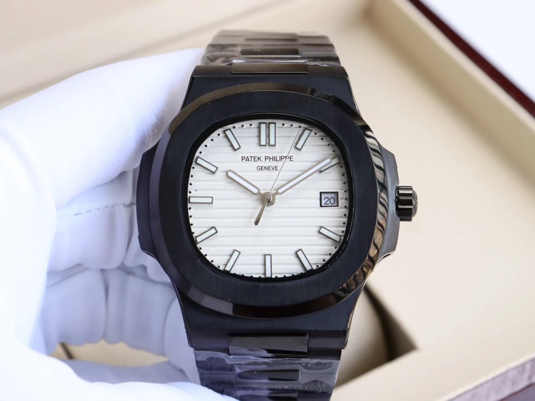 Patek Philippe horloge met zwarte kast en witte getextureerde wijzerplaat