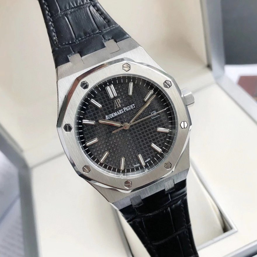 Zegarek Audemars Piguet z czarną tarczą i czarnym skórzanym paskiem