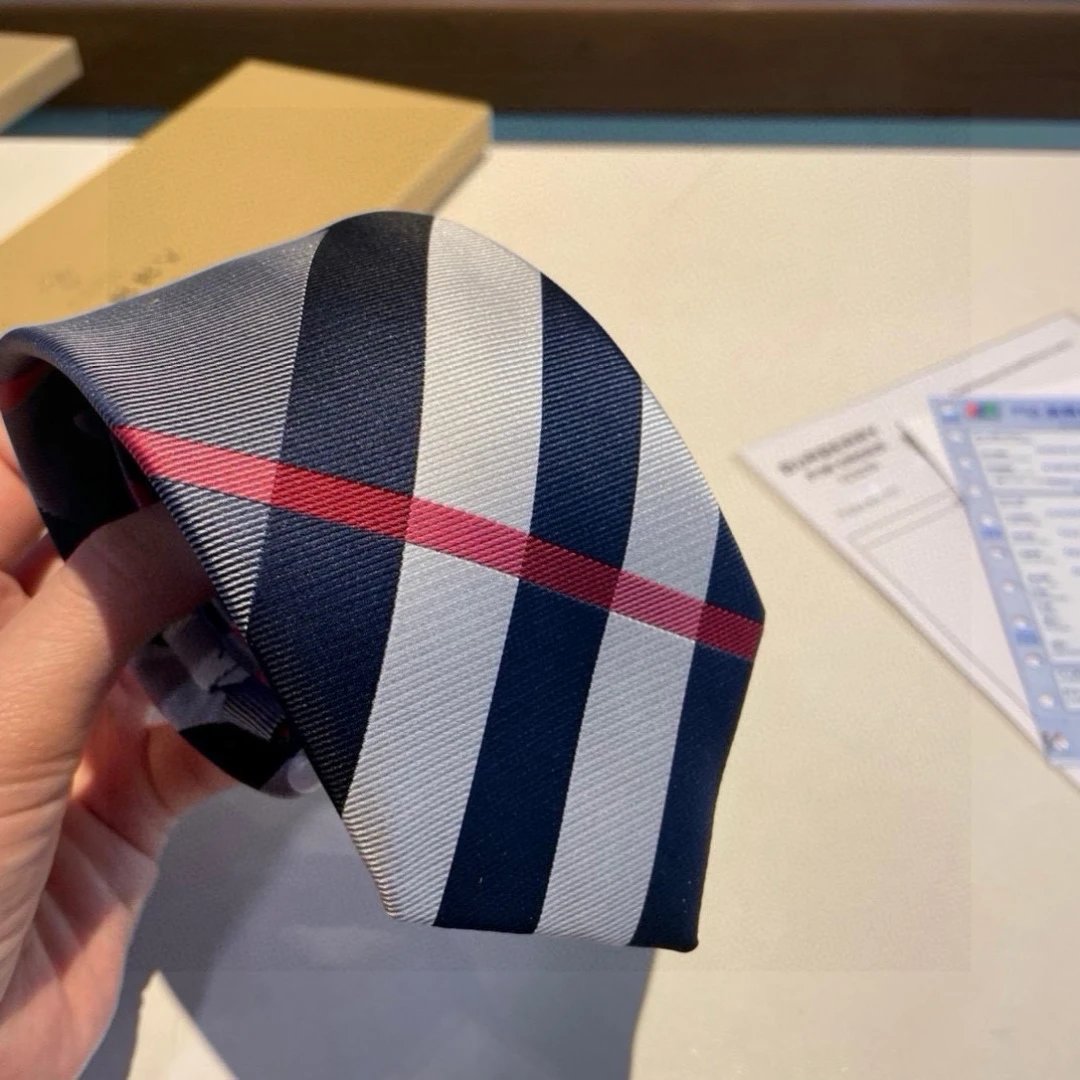 Burberry Silk Tie Ver.H — Photo 3