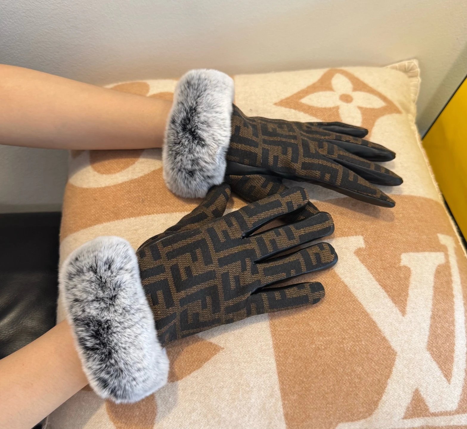 Fendi Lambskin Touchscreen Gloves Ver.E — Photo 5