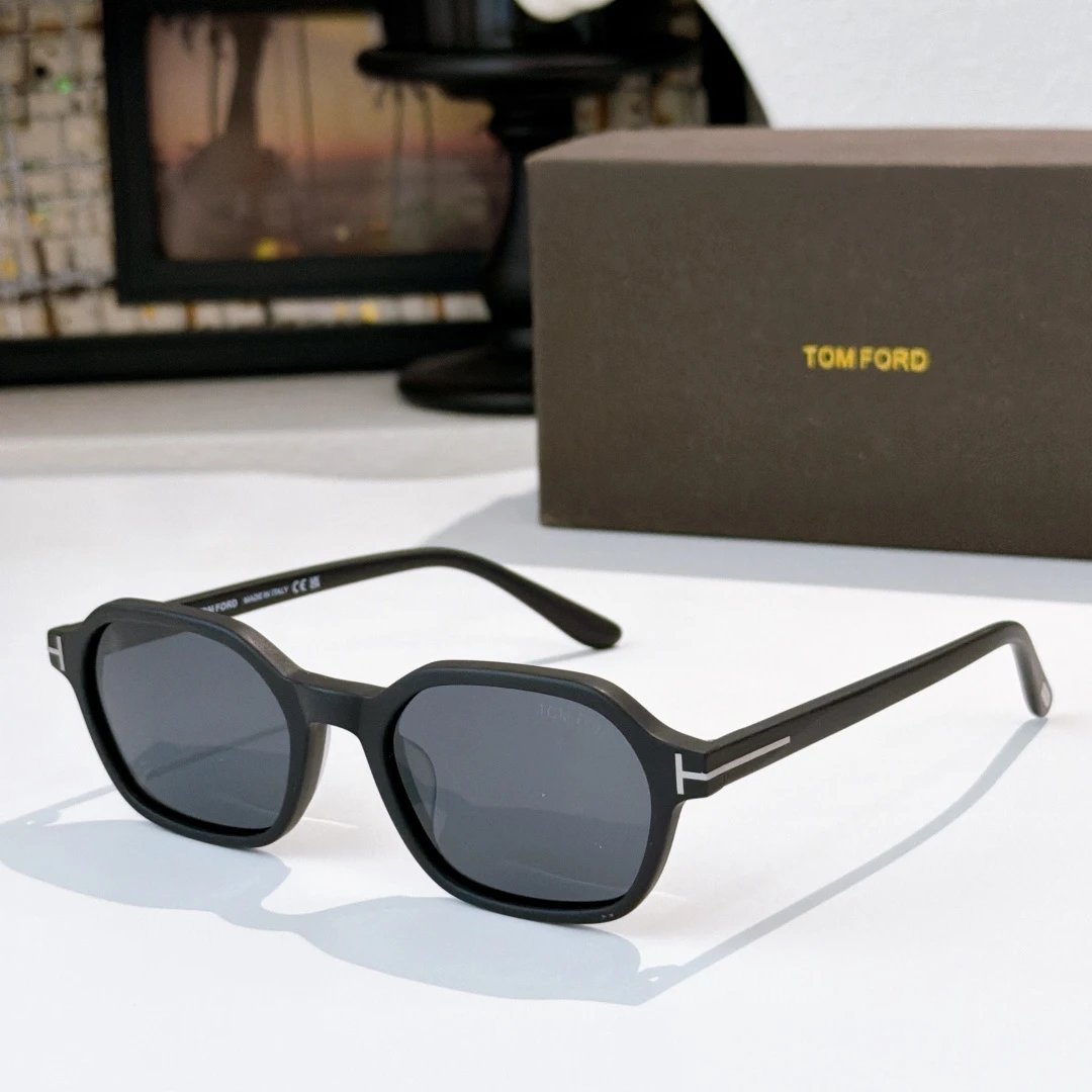 Tom Ford TF1301 Sunglasses 51-20-145 — Zdjęcie 4