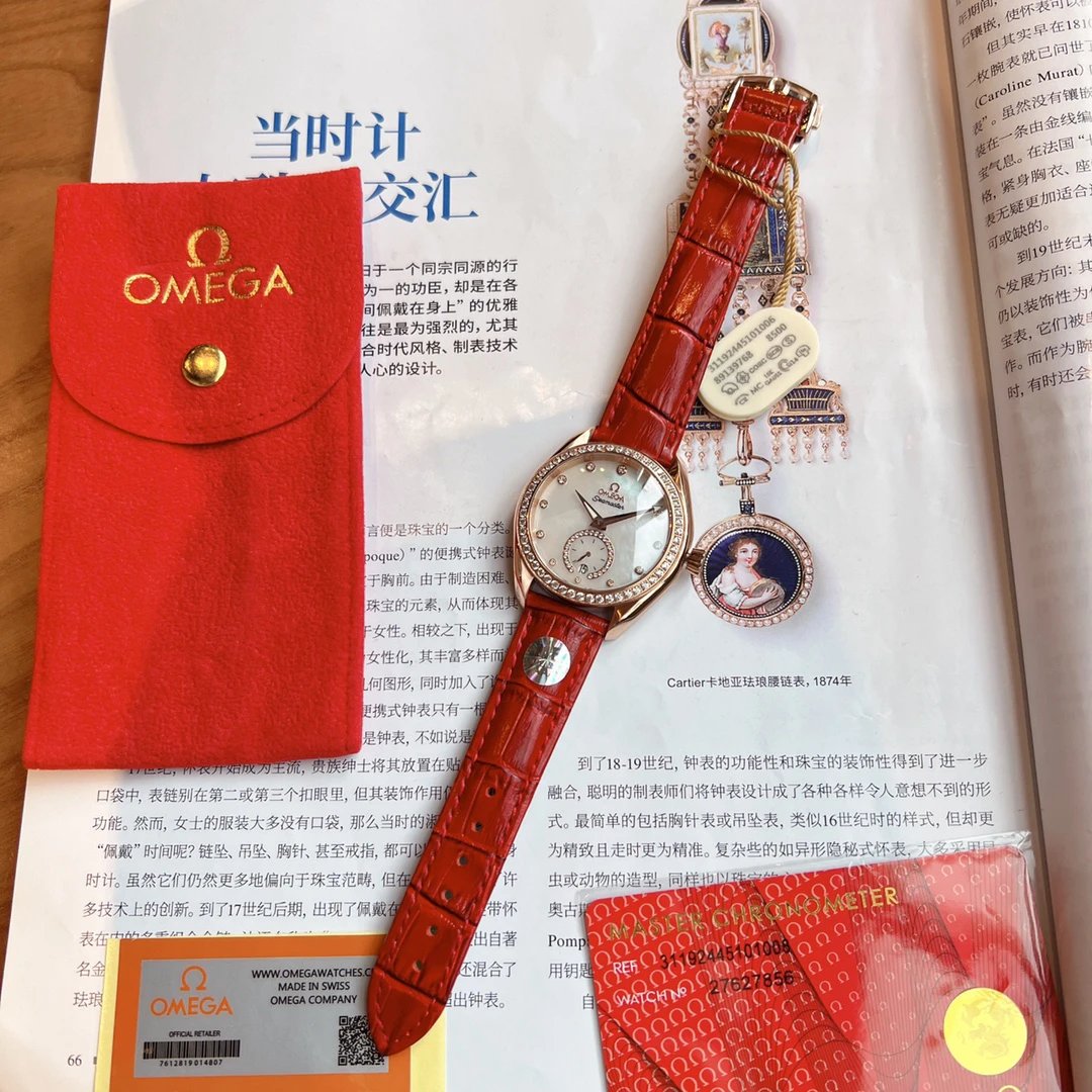 Zegarek Omega Seamaster ze złotą kopertą wysadzaną kamieniami i czerwonym paskiem