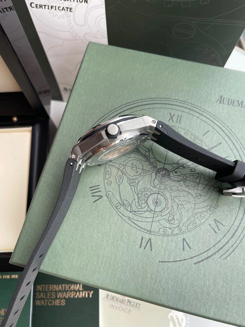 Audemars Piguet Royal Oak Offshore 15710ST Automatic Watch 42mm — Photo 6