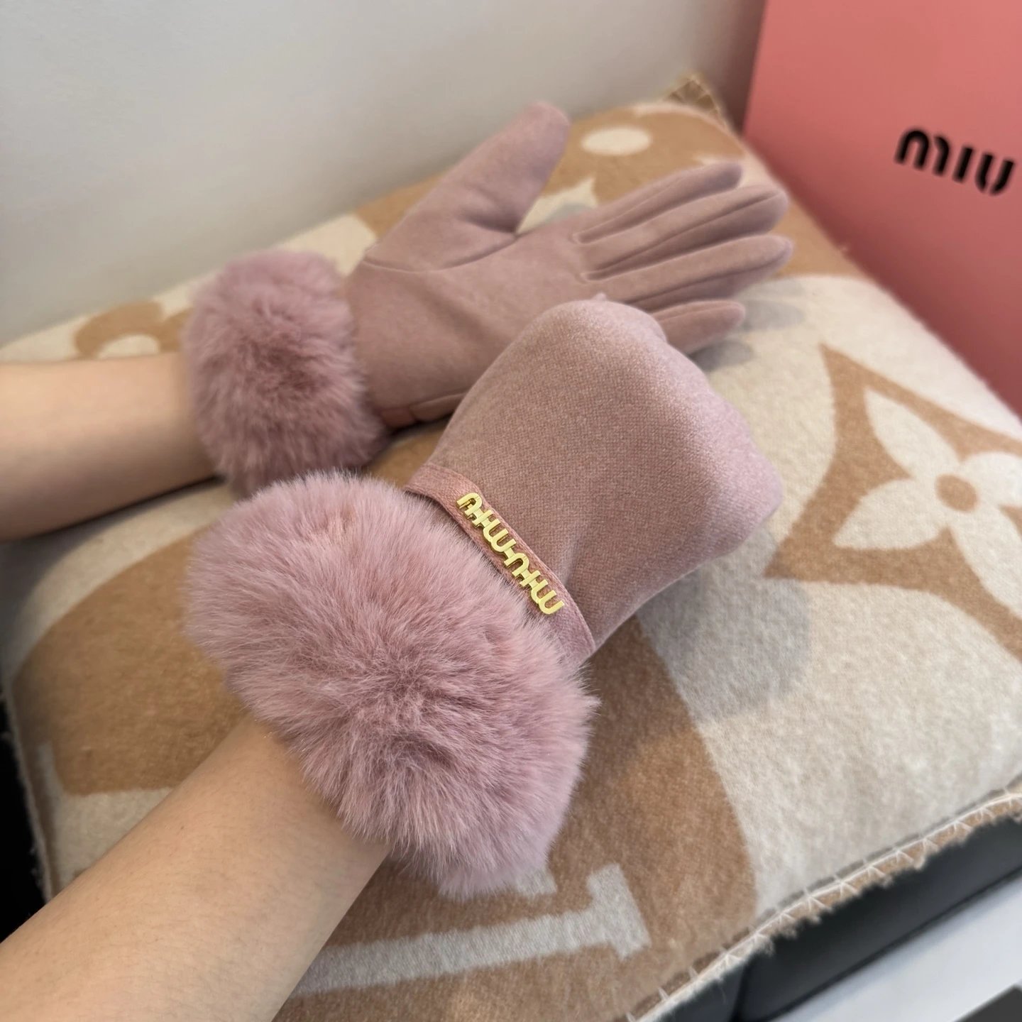 Miu Miu Thermal Gloves Ver.A — QC