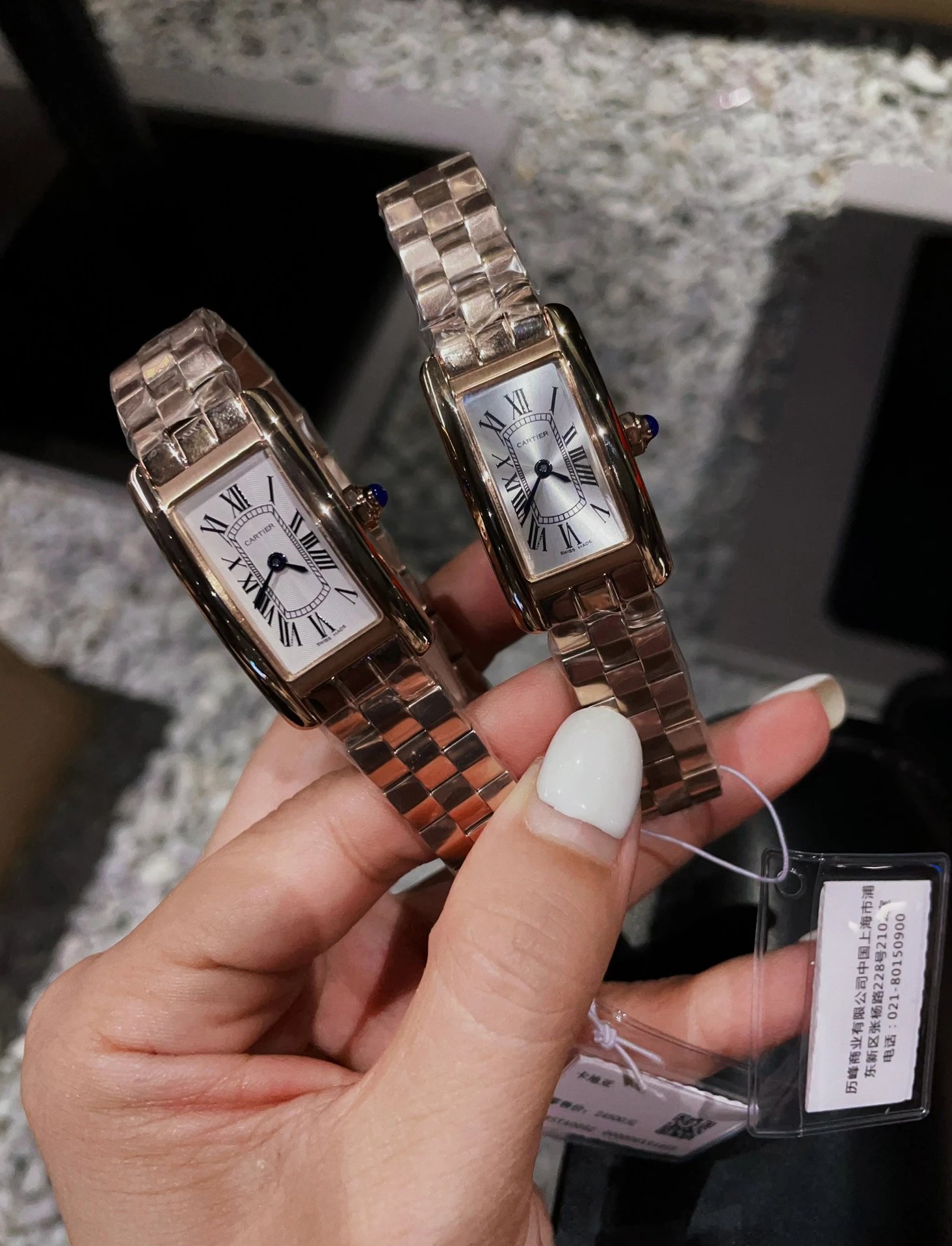 Zegarek Cartier w odcieniu różowego złota z prostokątną tarczą
