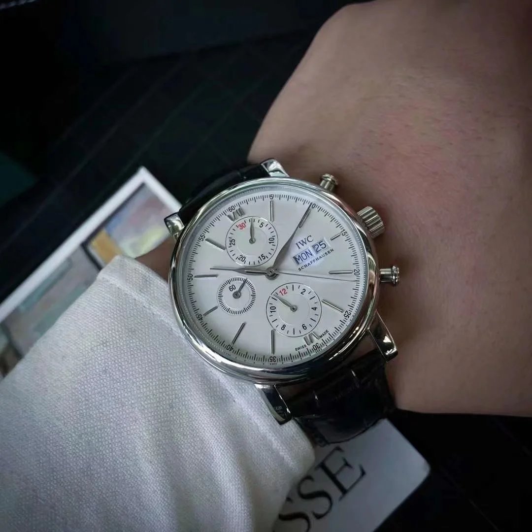 IWC Chronograph Uhr mit silbernem Zifferblatt und schwarzem Lederarmband