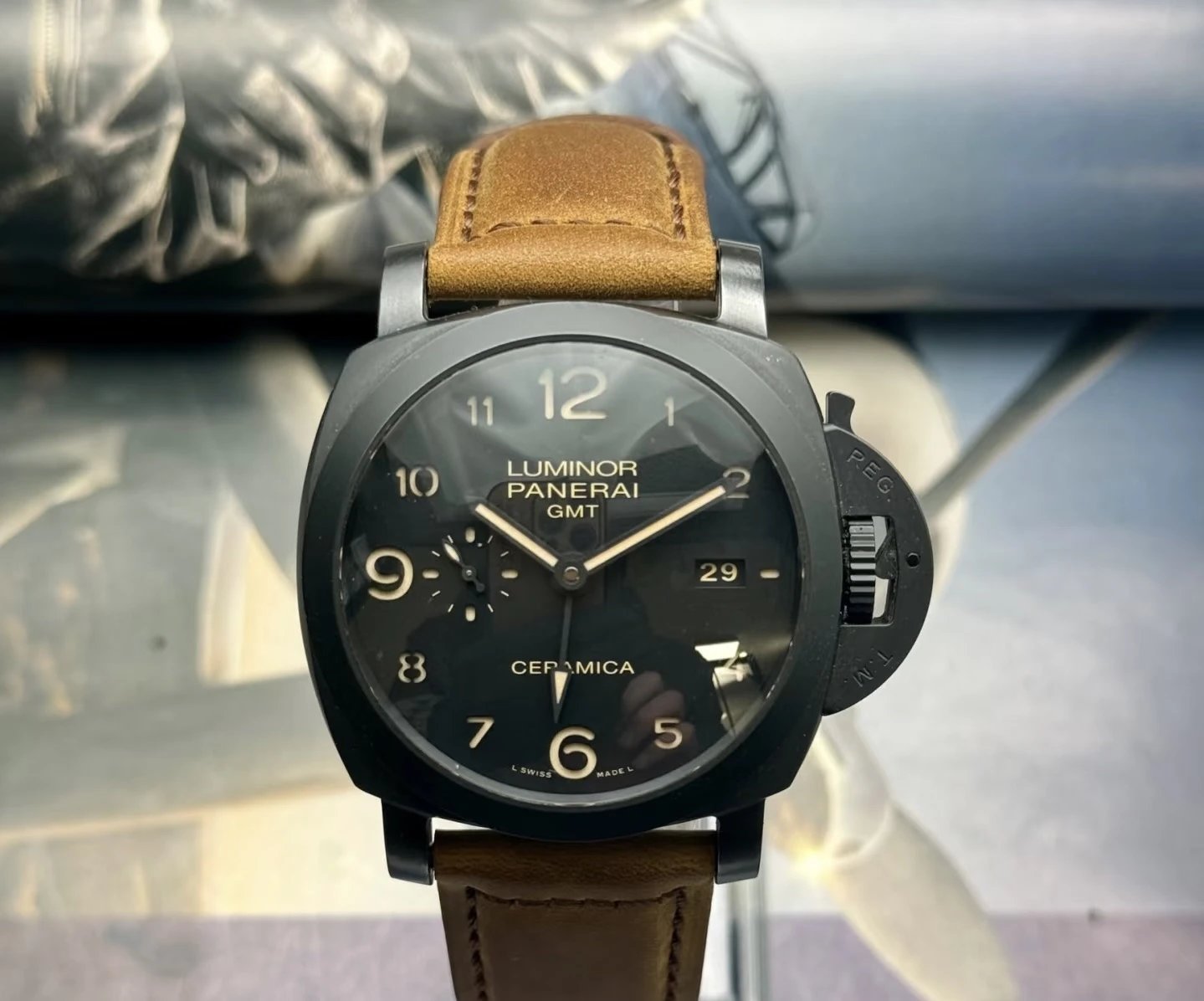 Panerai Luminor GMT horloge met zwarte wijzerplaat en bruine leren band