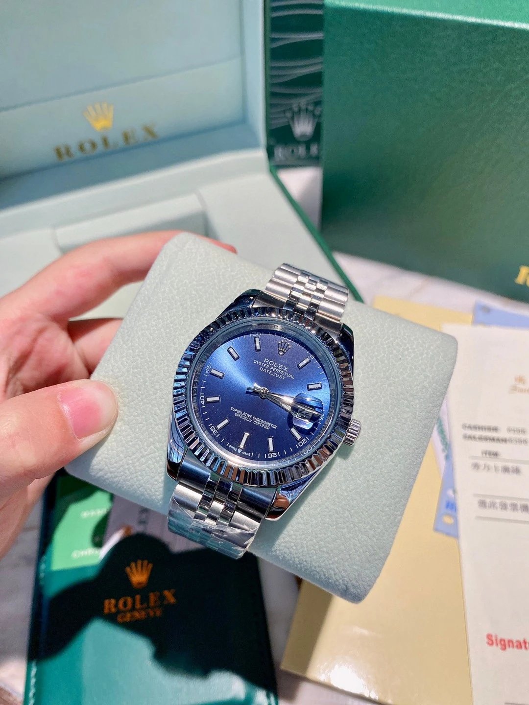 Reloj Rolex Oyster Perpetual Datejust con esfera azul y bisel estriado