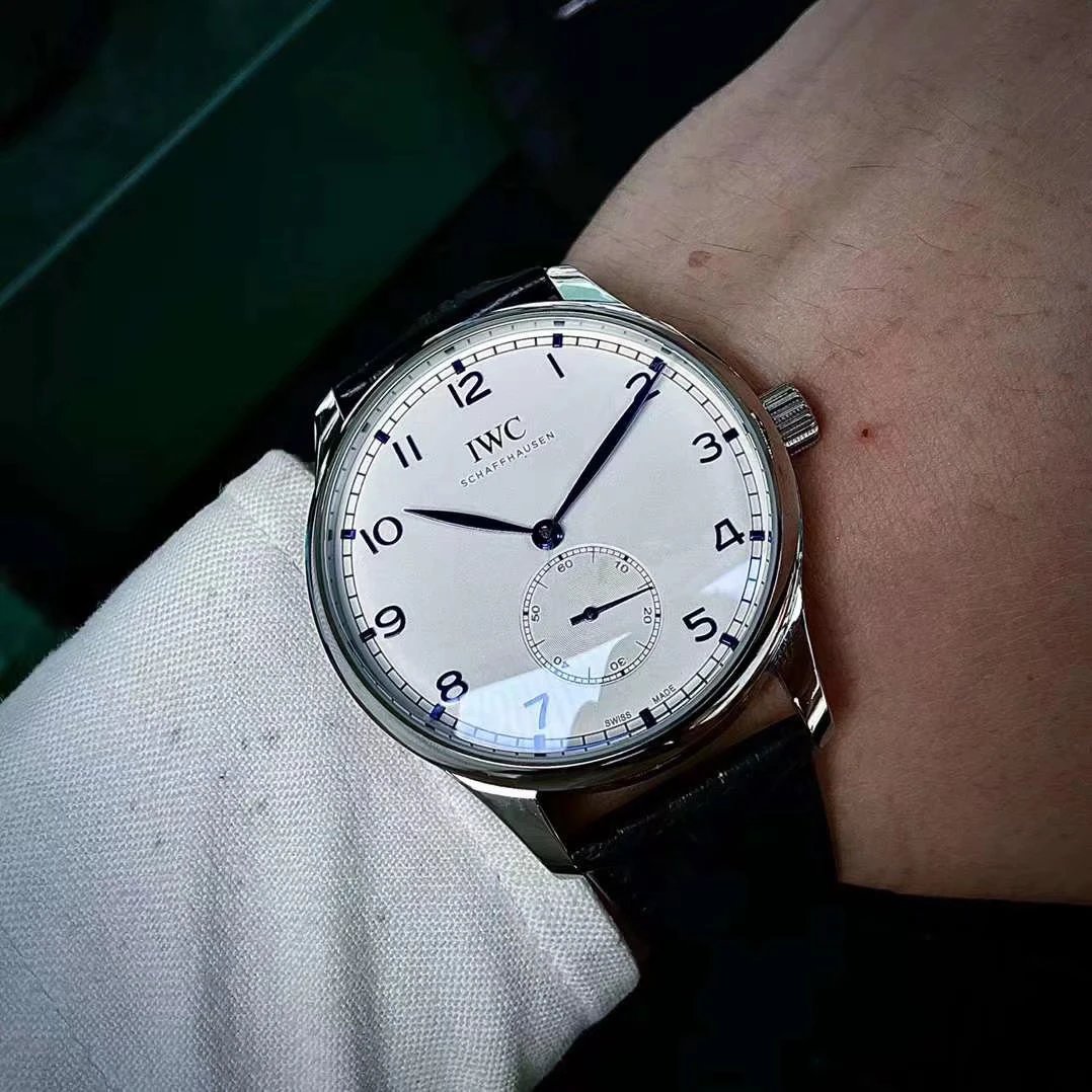 IWC Schaffhausen Uhr mit silbernem Zifferblatt und blauen Zeigern
