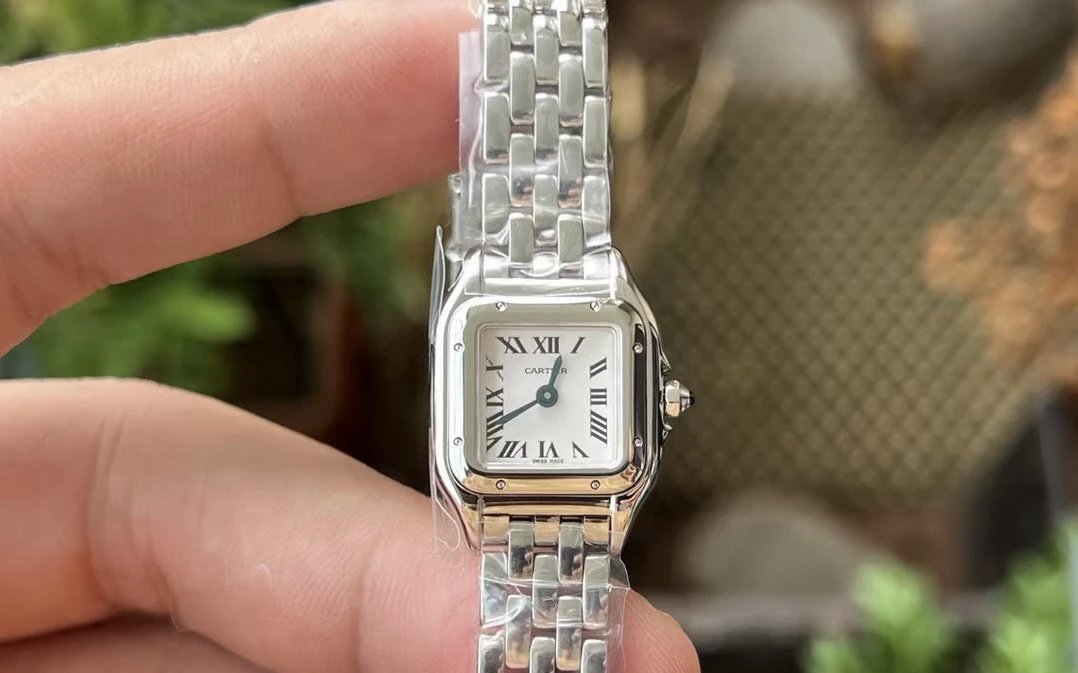 Zegarek Cartier z kwadratową tarczą z cyframi rzymskimi i metalową bransoletą ogniwową