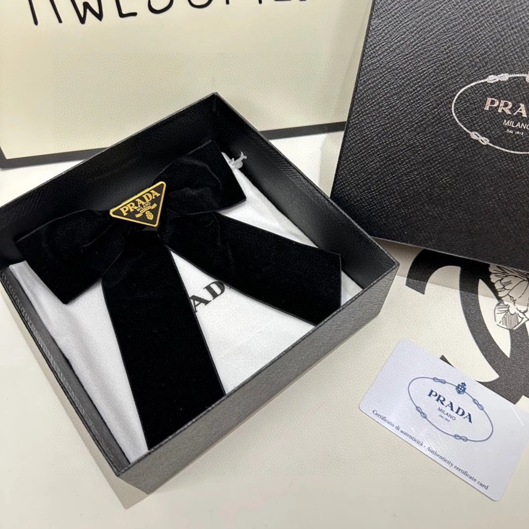 Prada Bow Hair Clip — Zdjęcie 6