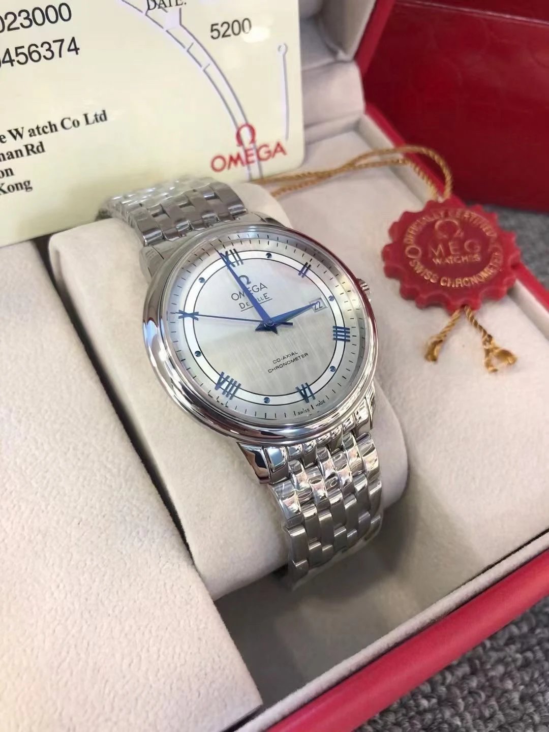 Zegarek Omega De Ville Chronometer ze srebrną tarczą i niebieskimi wskazówkami