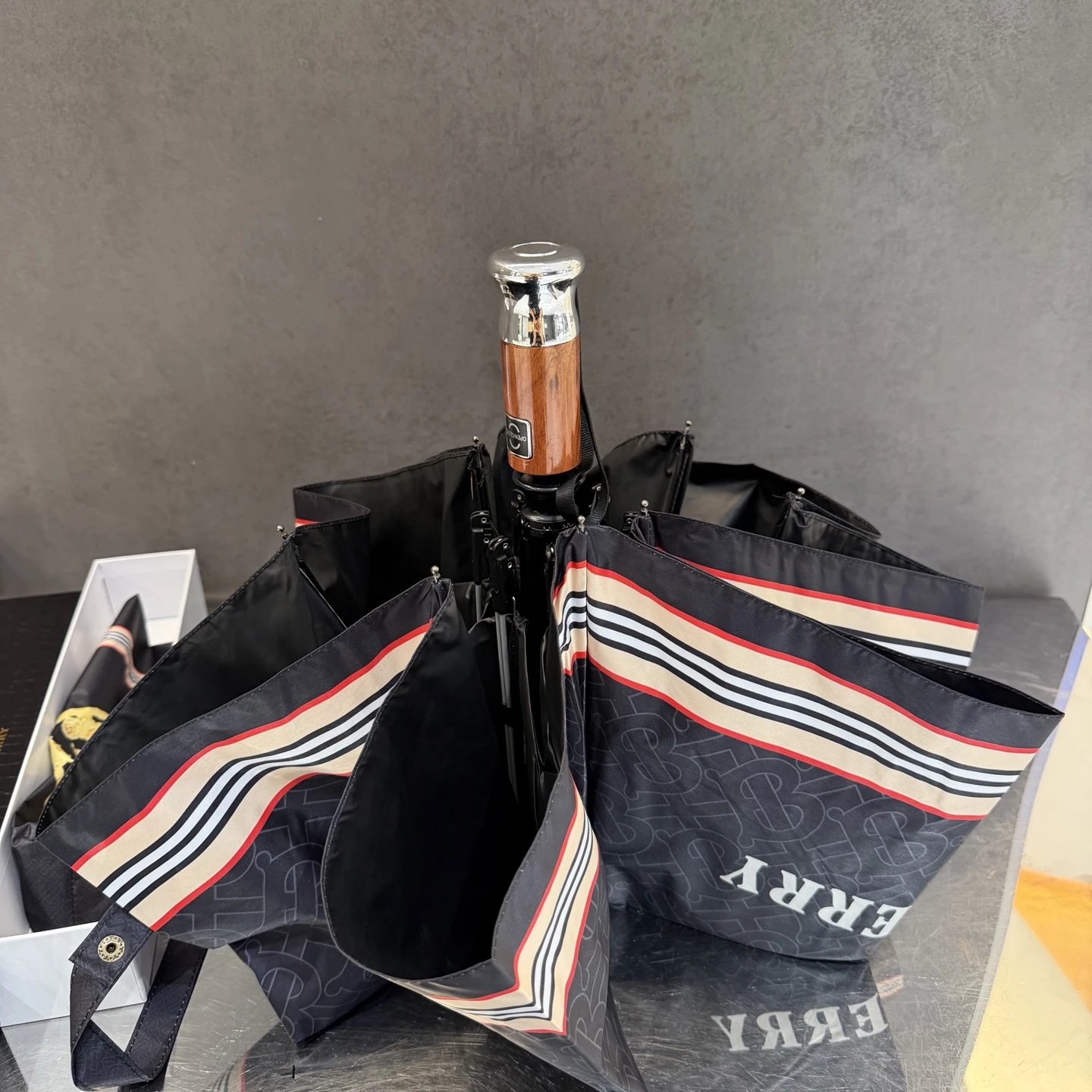 Burberry UV Protection Folding Umbrella Ver.A — Photo 5