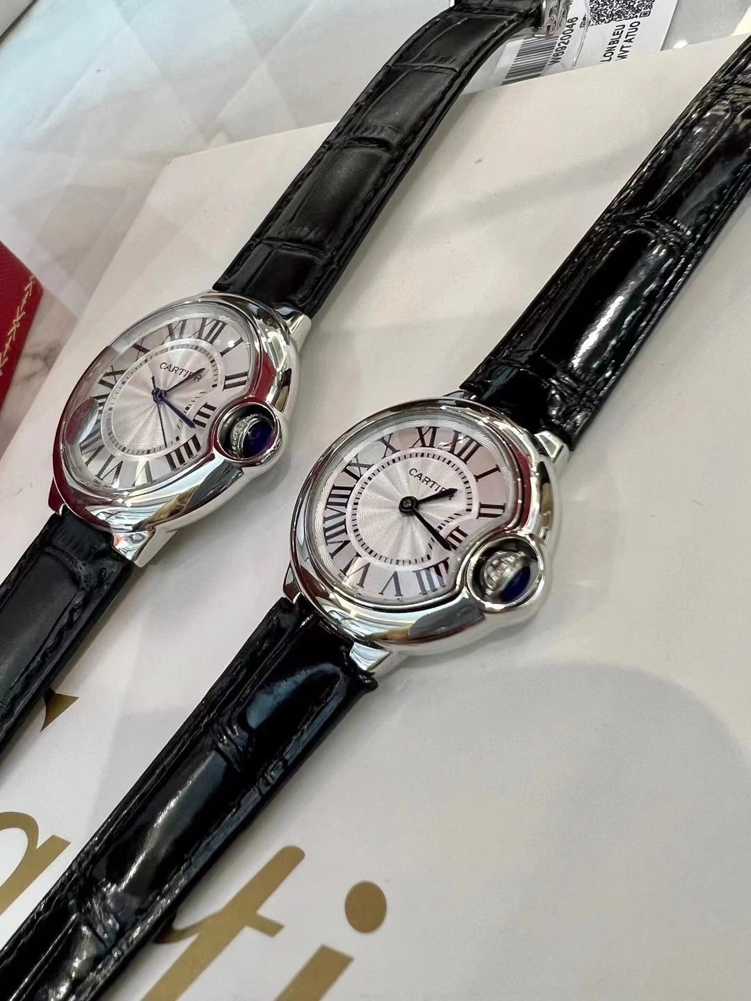 Zegarek Cartier z czarnym skórzanym paskiem i srebrną kopertą