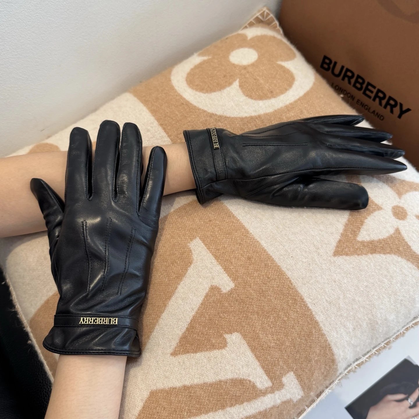 Burberry Lambskin Thermal Gloves Ver.A — Photo 4